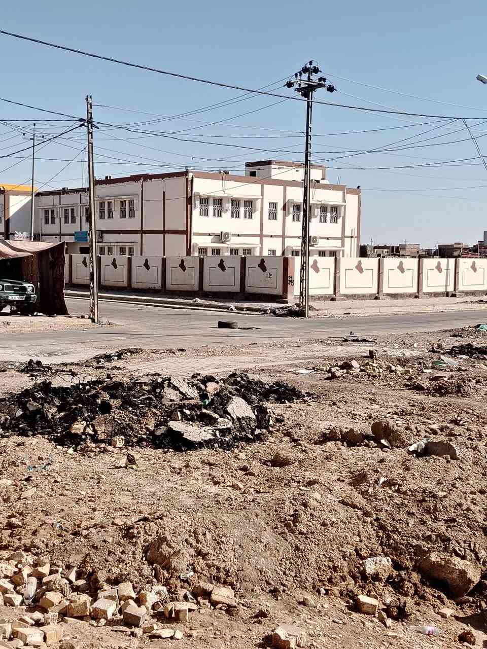 سلام عليكم بيت للبيع حي الزهراء مقابيل المدرسه الصيني بيت هيكل دولان مساحه ١٠٠متر وعرض متر وشويه بيع متوازي سعر خاص او علا رقم وبيكم خير ودللو*********** مجاري كامله مال البيت ستونه مسويها

