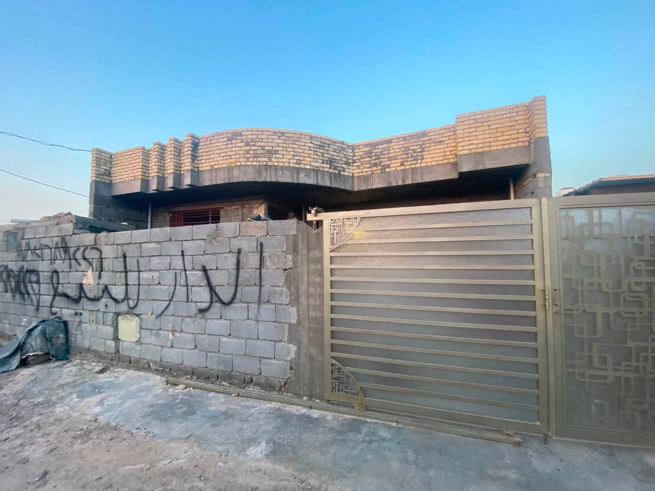 السلام عليكم
دار للبيع مساحة البيت 200 متر  طابو زراعي سند 25 بي ورقة من البلدية الموقع حي الخضراء خدمات كامل مي مجاري تبليط انارة  البيت نقص بورك واجهة وسيراميك الصحيات والمطبخ يحتوي الدار علي غرفتين نوم وحدة نظام سويت  ومطبخ واستقبال وترك ومنور وحمامين ومنزع وصحيات خارجية

اللاستفسار الاتصال ع   ***********
