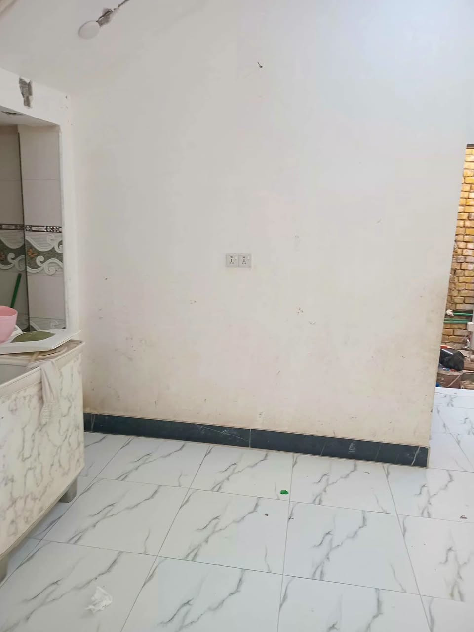 دار سكن المساحة 200 م ركن مسلح طابو صرف طابق ارضي يتكون من 2 غرفة نوم استقبال مطبخ صاله صحيات خارجي وداخلي+ شقه درج خارجي معزول يتكون من 2 غرفة نوم+مطبخ صاله صحيات مع كافة الخدمات العنوان الفداء نهاية شارع ابو لبنان مقاطعة 24 الواقعه السعر 16 مجال للاستفسار ***********
