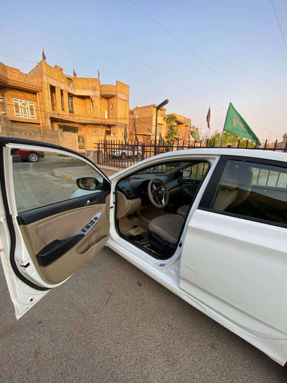 السلام عليكم 
اكسنت 2018 خليجي 
السيارة حلوة جديدة استخدام شخصي 
مامتعوبة
محركها 1400 
سونارها موجود بالمنشور مجرد رشات للجمالية فقط 
رقم واسط باسمي تحويل ثاني يوم 
٨٢ ورقه وبيها مجال بسيط 
مكانها الكوت مركز المدينة
***********
