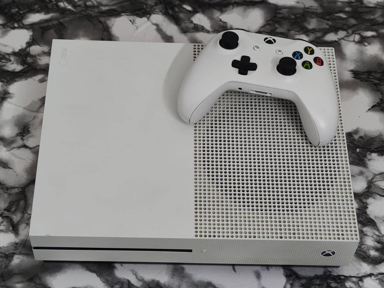 للبيع Xbox One S
جهاز نظيف جدًا وبحالة ممتازة، يعمل بكفاءة عالية وبدون أي أعطال أو تعليق، وتمت تجربته لساعات طويلة للتأكد من سلامته.

يد تحكم أصلية

جميع الأسلاك موجودة

قارئ الأقراص يعمل بشكل ممتاز

جاهز للاستخدام مباشرة
الألعاب المثبتة:

EA Sports FC 26

Call of Duty

eFootball (PES)

ولعب إضافية

السعر : 200,000 دينار عراقي السعر نهائي وغير قابل للتفاوض).

الموقع الموصل

للتواصل ***********
