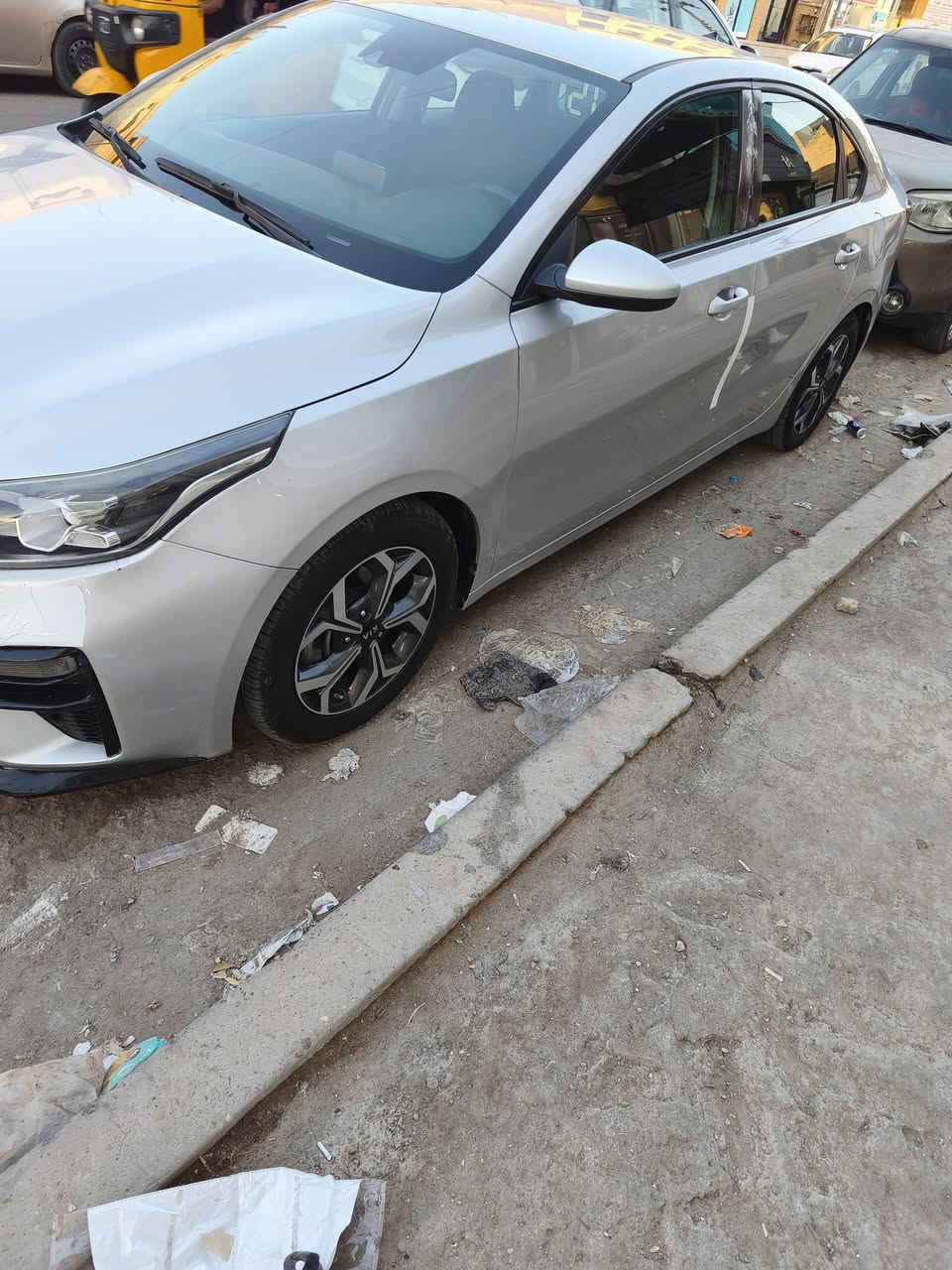 السلام عليكم كيا فورتي 19 امريكي للبيع سياره حادث امريكا بنيد فقط مصبوغ ليبل واحد وبيها باب صبغ خلفي ايمن بدون حادث اثر شخط سياره محرك ممفتوح وبدون نقص كير ٨نمر بلادي ومشدودله براد وعلي ادامه دهن وفلاتر تبريد صدر كله جديد وبدون نقص سياره جاهزه ولا كلوب مشتغل بلدشبول مكان السياره بغداد الكرخ سعر ١٣٠ وماشيه ١٣١ 
***********
