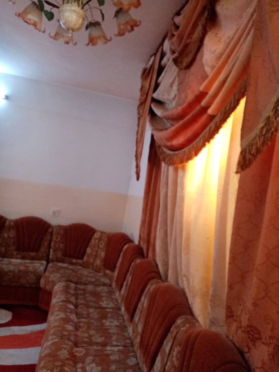 السلام عليكم.. بيت صغير للايجار في حي سومر قريب من كهربائيات الطيف يتكون من غرفة نوم واحده واستقبال ومشتملات ومطبخ صغير ومخزن وكراج صغير يلائم عائلة صغيرة.. سعر ١٧٠ الف.. اني صاحب البيت للاستفسار الاتصال على الرقم ***********
