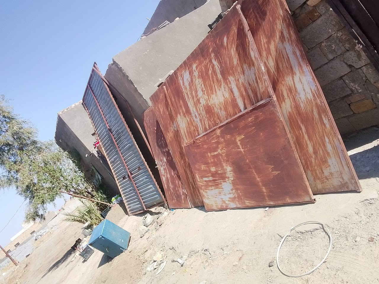 سلام عليكم كشك للبيع  مستعمل يتكون من اربع معه السقف  العنوان الحمزه الشرقي  الاتصال عله الرقم ***********
