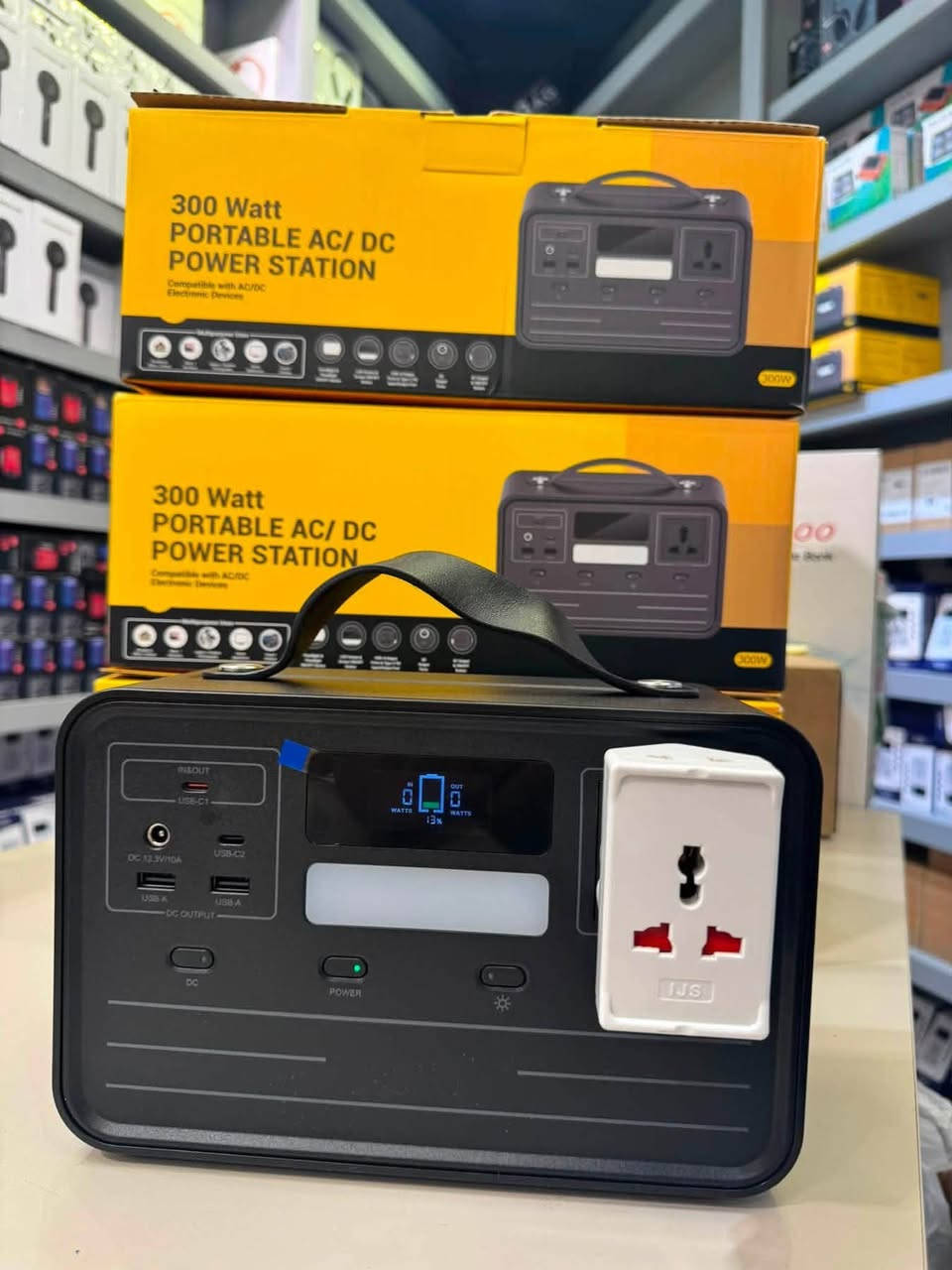 محطة طاقة محمولة بقوة 300 واط (300W Portable Power Station) ⚡️
الحل الأمثل والأنسب للرحلات، التخييم، وانقطاع الكهرباء! 🔋🏕️
✨ المواصفات والمميزات الرئيسية:
▪️ سعة البطارية: 230.4Wh (تتحمل تشغيل مختلف الأجهزة الذكية والأجهزة المنزلية الخفيفة).
▪️ القوة: 300W Max مع خاصية (Pure Sine Wave) لحماية أجهزتك الإلكترونية الحساسة من تغيرات الفولتية.
▪️ شاشة LCD ذكية: لعرض نسبة شحن البطارية واستهلاك الطاقة ورسم الدخول/الخروج.
▪️ إضاءة LED: ضوء فلاش مدمج للطوارئ والتخييم.
▪️ منافذ متعددة:
• منفذ AC كهربائي عام (Universal) يناسب جميع أنواع الفيش.
• منفذ Type-C شحن سريع بقوة 60W (دخل/خرج).
• منفذ Type-C إضافي + 2 منافذ USB-A للشحن السريع.
• منفذ DC بقوة 133W Max.
▪️ الأجهزة المدعومة: شحن اللابتوب (MacBook)، الثلاجات المحمولة، المروحية الكهربائية، الكاميرات، الدرون، الهواتف وإضاءة التخييم.

💰 السعر: 140,000 دينار عراقي فقط!
📦 
اسعار ناررر 🔥🔥
فقط جملە  
*********** واتس اب
