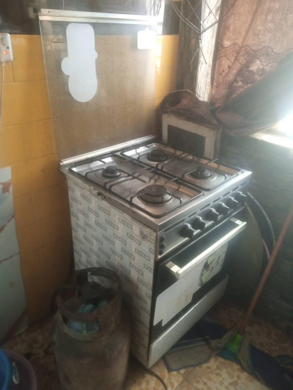 غراض كامله مال بيت للبيع بسعر مناسب 
قنينه غاز وثلاجه وكرسي وطباخ وافرش جديد دوشك 
تفاصيل واتساب فقط ***********
