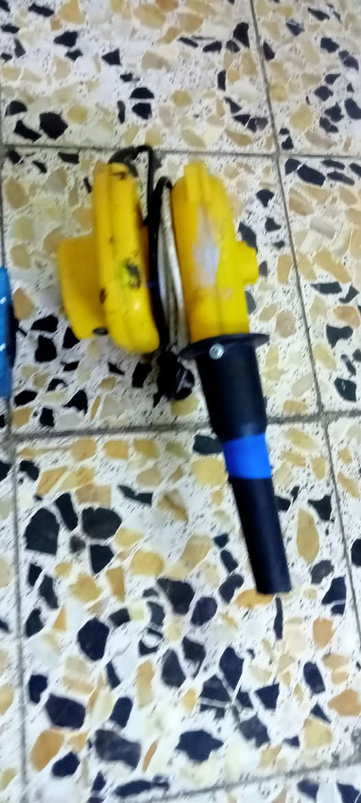 السلام عليكم للبيع منشار كهرباء ٣٠الف فخة نجارة انگليزي ٢٥الف بلاور هواء ١٠كلهن على الفحص شغالات بغداد مدينة الصدر ***********
