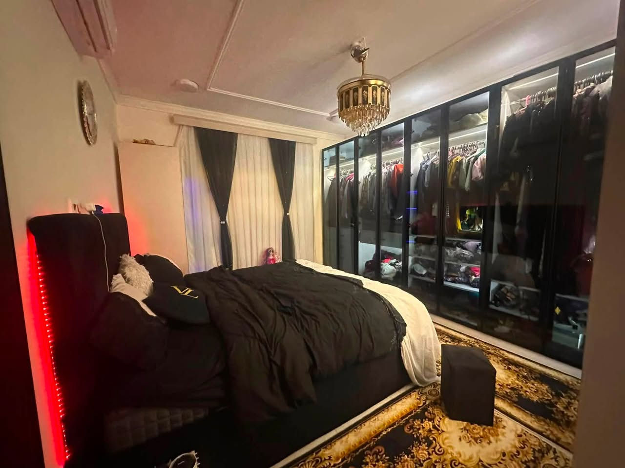 يالله. للبيع دار مساحة ١٦٦م  طابقين يحتوي على ٤ غرف نوم ومطبخ وصالة وكراج وحديقة وخدمات عدد ٢ واجهة ٩ متر يقع في بغداد البياع حي الرسالة قرب شارع قطر الندى موقع مرغوب جدا للاستفسار اكثر الاتصال على الارقام التالية  ***********. او.  ***********.                     مكتب. ركن الحافظ للعقار. بغداد حي الشباب
