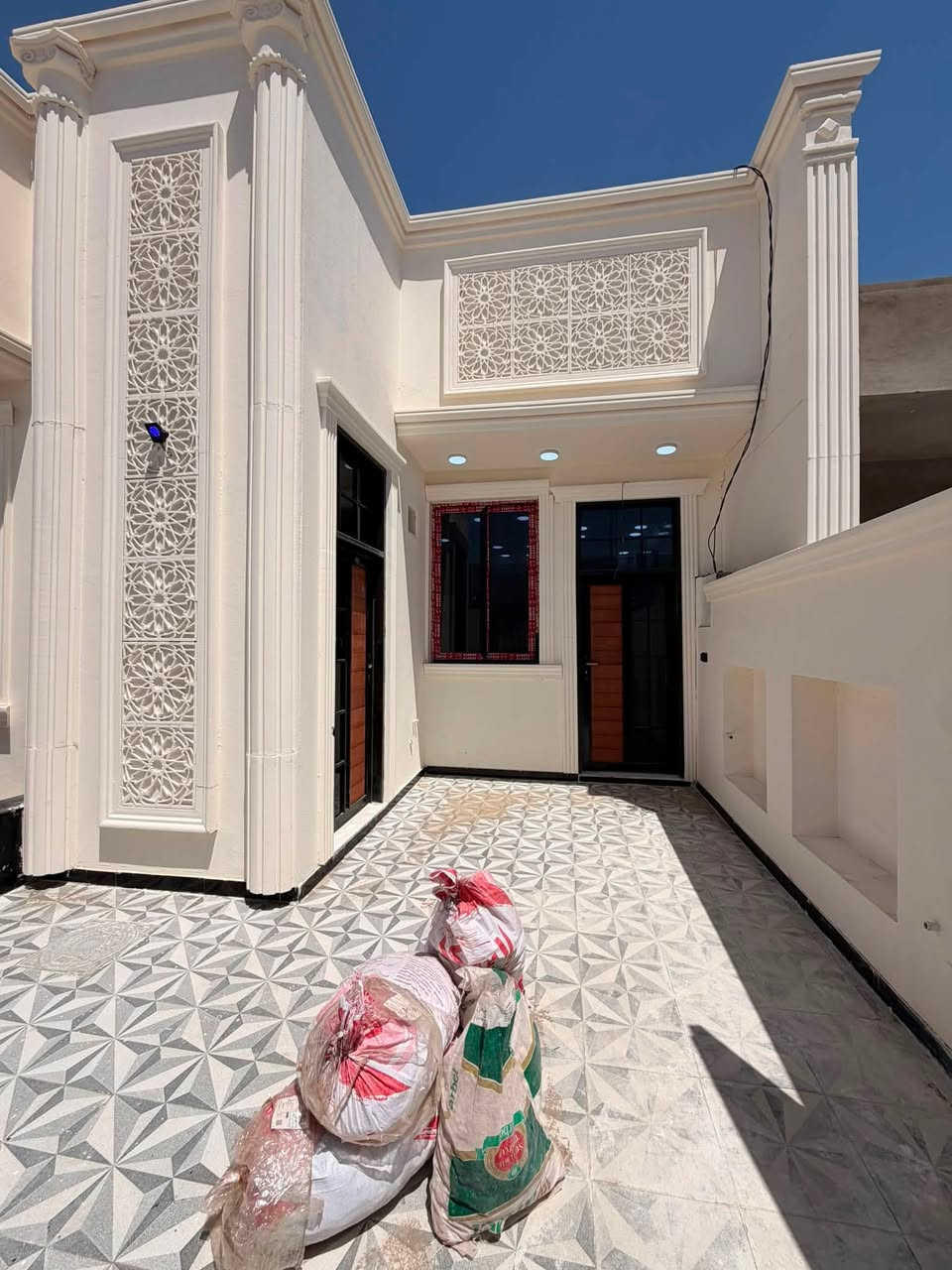 ‏يوجد بيت زراعي مساحة 200 متر داخل مجمع حيدر بن حجي هندي البنيان حديث ودرجة أولى يحتوي البيت على غرفتين وصالة واستقبال ومطبخ ومجمع صحية داخل وخارج العنوان حي الجامعة داخل مجمع حيدر بن حجي هندي الاستفسار أكثر الاتصال على الرقم *********** ￼
