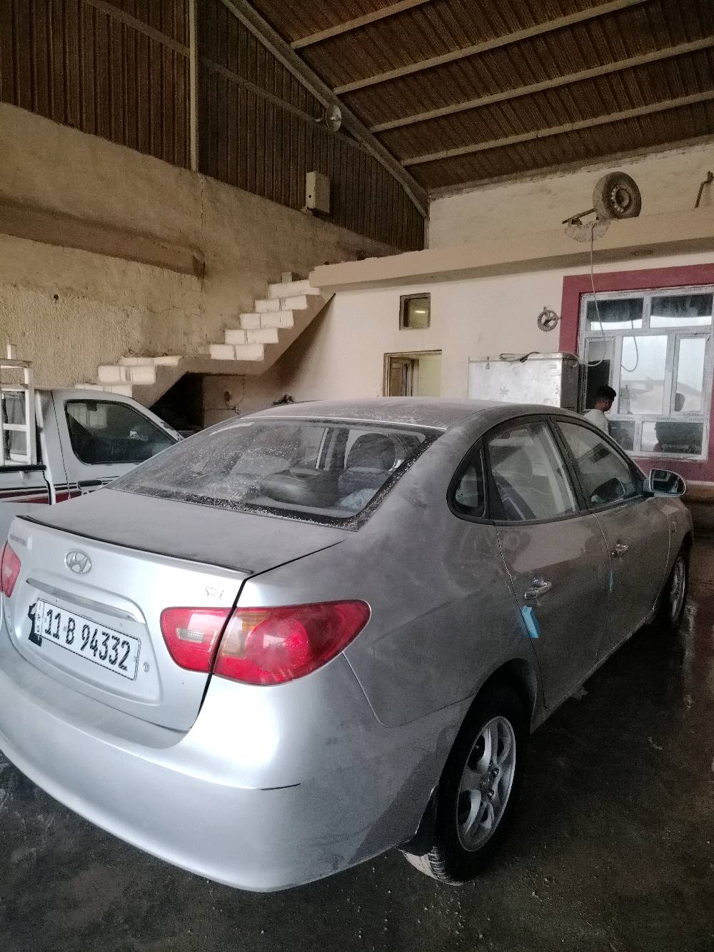 السيارة للبيع: هونداي أفانتي/إلنترا موديل 2007، اللون سلفر، الشكل مرتب ومبينة نظيفة من الصور. الموتر شغال وعليه فحص، وموجود دفتر/تقرير فحص مرفق. السيارة بيها بعض آثار استخدام وخدوش بسيطة من الخارج، والسقف عليه غبار من التخزين، لكنها بشكل عام مناسبة للي يدور سيارة عملية ومرتبة. المعاينة على الطبيعة ترحّب.