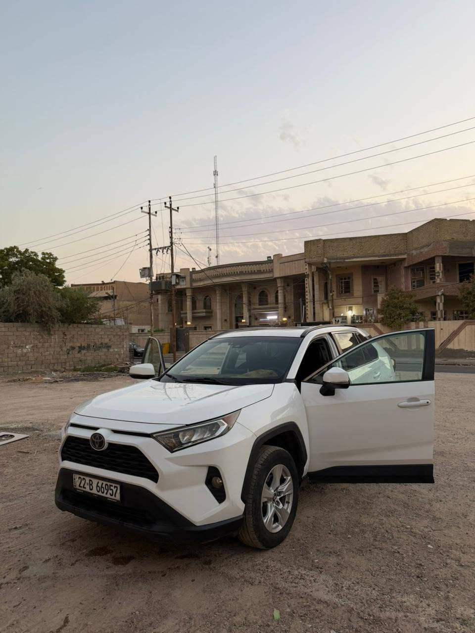 � للبيع | Toyota RAV4 XLE 2019 🚨
🔥 تويوتا RAV4 XLE موديل 2019 — أمريكي
سيارة نظيفة ومرتبة جداً، ومواصفاتها مرغوبة 👌

🇺🇸 وارد أمريكي – مواصفات أمريكي
⭐ فئة XLE
☀️ سقف بانوراما
📡 سونار موجود بالسيارة
🛣️ ماشية 147 ألف كم
⚙️ گير أوتوماتيك
🔘 تشغيل بصمة/زر
🪑 كراسي مريحة مع كرسي سائق كهربائي
❄️ تكييف أوتوماتيك
📱 شاشة وسطية
🎵 بلوتوث ووسائط متعددة
🛞 جنوط ألمنيوم أصلية
💡 إضاءة LED
🛡️ أنظمة أمان Toyota Safety Sense
🚗 مثبت سرعة متكيف
⚠️ تنبيه ومساعدة المسار
💥 نظام تحذير من الاصطدام الأمامي
🔦 تحكم عالي واطي أوتوماتيكي
🔧 الدعامية الأمامية مبدلة
✅ بدون حادث
✨ نظيفة حيل وحالتها ممتازة

📍 أرقام أربيل
🔍 الفحص متاح

🔥 RAV4 XLE + بانوراما + سونار + مواصفات أمريكي +
للتواصل ***********
السعر ١٩٠
