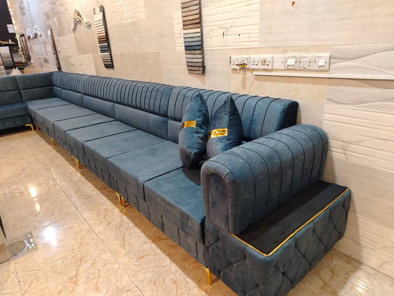 معرض ومعمل  دوو برا
 
🔴ديوان حرف L
8متر ونص🛋🛋🛋

🎊🔵اربعة كوشات هديه🎁 مع كل ديوان🛋

كما عودناكم احدث واجمل الفصالات 💯خشب واسفنج درجه ✅اولى وقماش تركي درجه اولى✅ والوان وفصالات حسب طلب الزبون  وباسعار مناسبه

📍العنوان /دهوك دوميز شارع المعسكر  مقابل سايدين ألتراي 
📌دهوك 
📌☎️رقم الهاتف

     ***********
