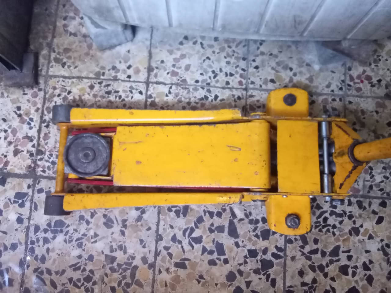 ⭕ يوجد توصيل لكافة المحافظات 
جك عربانه 3 طن دبل بستم خالي من اي نظوح شغال وعل الفحص شرط الفحص أمام المندوب السعر 95 الف مكاني بغداد قرب ساحة مظفر ***********
