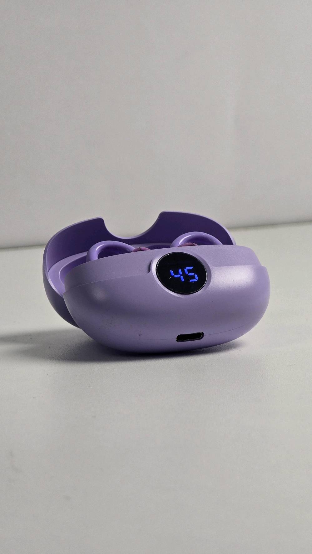 سماعة B23 TWS لاسلكية – Bluetooth 6.0
استمتع بتجربة صوت لاسلكية عملية مع سماعة B23 TWS بتقنية Wireless 6.0، التي توفر اتصالاً مستقراً وسريعاً مع الأجهزة المتوافقة. تتميز السماعة بتصميم مدمج وخفيف، مع علبة شحن مزودة بشاشة رقمية لعرض مستوى البطارية.
تدعم السماعة True Stereo للاستمتاع بصوت ستيريو واضح، كما يمكن استخدامها مع مختلف الأجهزة التي تعمل بأنظمة iOS وAndroid وWindows.
المواصفات:
تقنية الاتصال: Wireless 6.0
مدى الاتصال: حوالي 10 أمتار
بطارية السماعة: 30mAh
بطارية علبة الشحن: 200mAh
منفذ الشحن: Type-C
دخل الشحن: 5V / 1A
شاشة رقمية لعرض مستوى شحن العلبة
صوت True Stereo
متوافقة مع iOS / Android / Windows
تصميم لاسلكي مدمج وسهل الحمل
مناسبة لسماع الاغاني والموسيقى عليها
السعر /15 و توصيل مجاني
للطلب او استفسار عبر خاص او انستا Turab_Store او رقم ‎***********
توجد خدمة توصيل لجميع المحافظات
