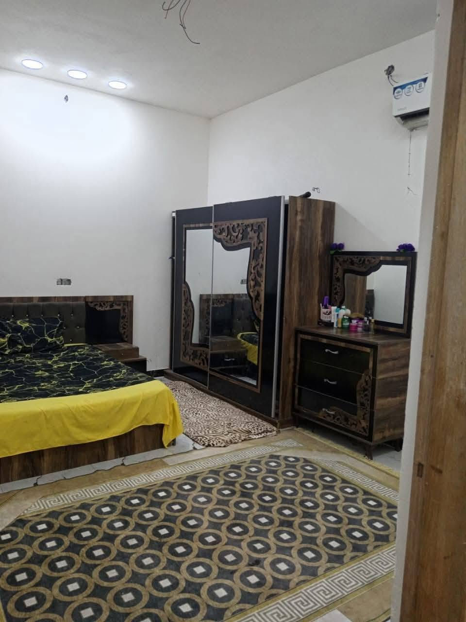 دار و قطع للبيع
عويسيان خريبط 
قطع مساحه 140 م 
الدار مساحه 160 م
طابو زراعي عراقي سند 25 
وكاله و نسخ من الطابو و مكاتب 
غرفتين وصاله ومطبخ 
ديوانيه و صحيات
ماء كهرباء مدرسه نت كلشي قريب 
السعر 75 و بي مجال قليل 
هاتف ☎️ *********** ☎️
