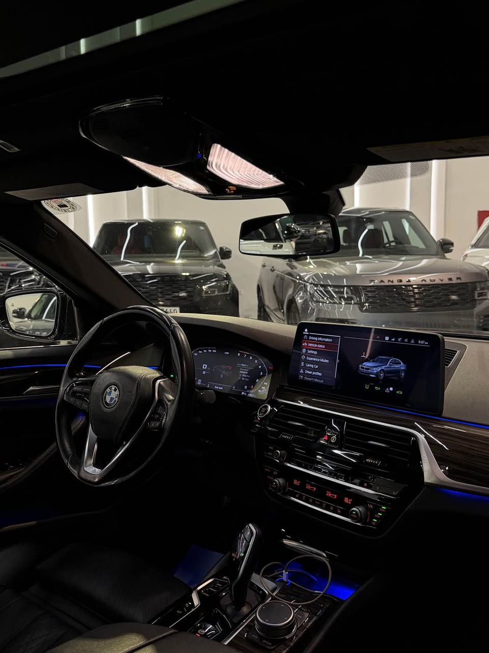 سلام عليكم
‏bmw 530i luxury line S drive 
موديل2021
كاربون فايبر Kit M
ماشية 78الفmi
مواصفات فول 
داتا شو 
سماعات Harman Kardon
رادارات 360درجة
تحكم بلشاشة عن طريق الإيماءات 
5كامرات 
كشنات 700
كشنات تدفئة
كشن خزن 
مري قلاب
لايت ليزري متحرك 
ويل وتاير اصلي مالM 
بيها Experience Modes
داش كام بلادي مالها يعني السيارة تسجل من تطفي السيارة 
فتحة سقف 
حادث السيارة شويه بلبنيد وشويه بلجاملغ موضوح بلصور بدون داخل بشرط الراديتر والايتات وكل هاي التفاصيل بلاد شركة 
ايربك ستيرن + برده سستم 
رقم + فحص + هزه + سنوية كله جديد 
السعر ( 295 ) ورقة قفل 🔒 
مكان السيارة اربيل معرض البينا كارس 
تواصل *********** أربيل, العراق
