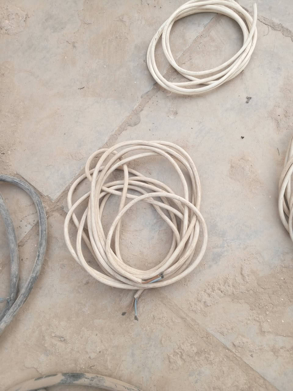 مجموعه كيبلات ثري فيز وسنكل فيز كيبلات كيزر وكيبلات سبلت نضيفات على الفحص كلمن وسعره ***********
