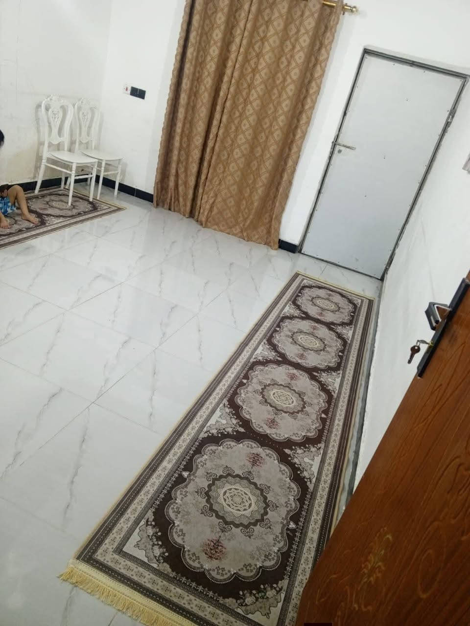 نص بيت 100متر ب دور الشرطه مقاطعه 76 يحتوي ع غرفه وصاله وديوانيه ومناور 2وحمام 2 وكراج واسع ترميم جديد ماي مجاري كهرباء لبخ مخمر وارضيه بورسلاين  يحتاجله شغلات بسيطه سعره 90 نوع العقار طابو صرف مفروز وجاهز للاستفسار هذا رقم صاحب البيت ***********
