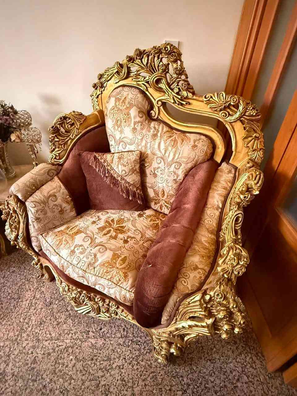 سلام عليكم
تخم قنفات ذهبي مصري حفر درجه اولى  يحتوي على اربع كراسي مفرده قنفات ثنين تلث نفرات ويا طبلتين  وميز وسطي عليه جام زجاجي 

للاستفسار :- ***********

