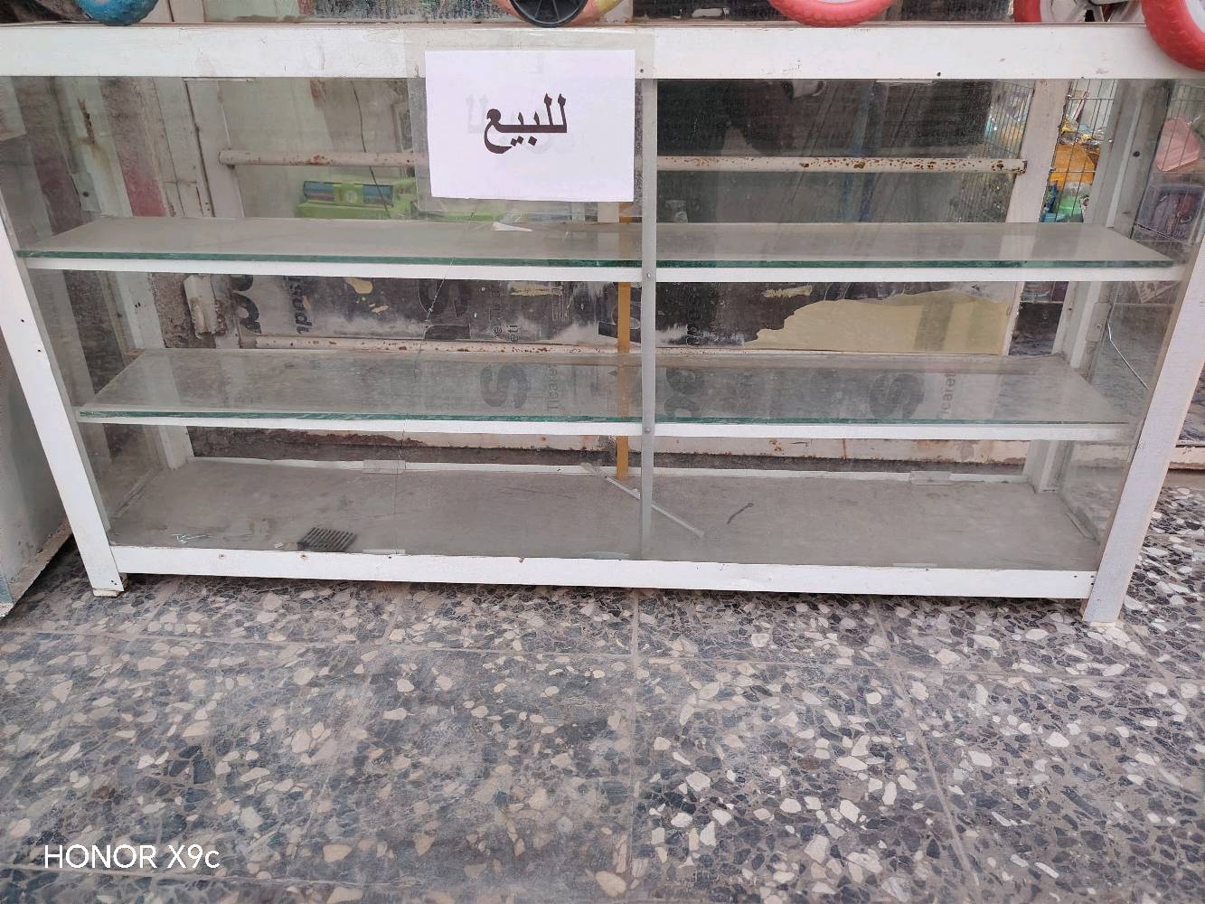 فاترينات المنيوم عدد ٢ كبيرة وصغيرة مكاني الشعب السعر الكبيرة ب٦٠ والصغيرة ب٤٠