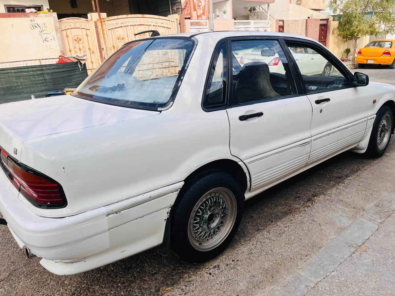 گلاند موديل ١٩٩٠
مه كينه گه وره ٦٣
گيرو مه كينه به شه رت 
ته بريت ساردو گه رم 
پيشو دواى چركه ى نيه
هه زه ى تازه سه نه وى تا ٢٠٣١
بةناوى خومة تةحويل وةكالة بةشةرت
سةيارةكة مالي دوستة بةشةرتى دارو بةرد ايفروشم
هه ر تةرايةكو و ليخورينيكى بةشةرت اوةى دة اوپل بهينى

***********
*********** شمشمل, السليمانية
