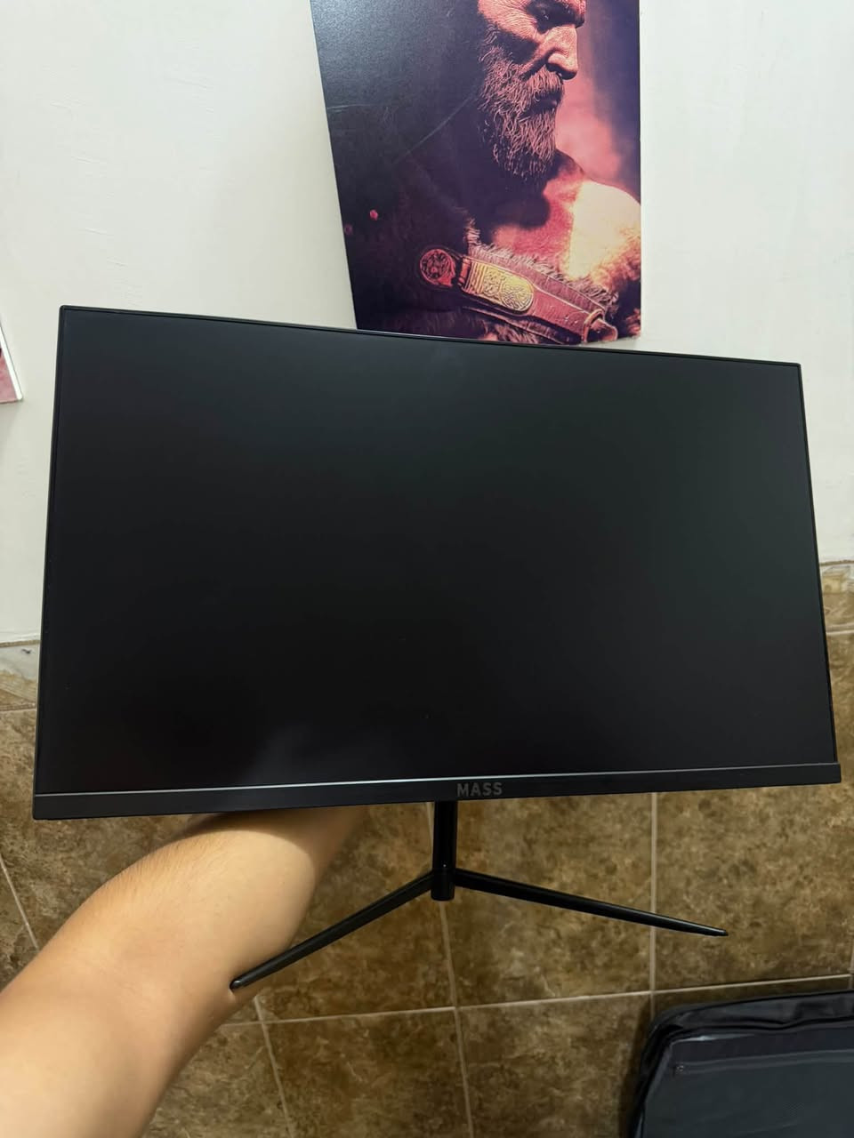 للبيع: شاشة ألعاب وممتازة MASS (SMP) بحجم 24 بوصة وسرعة 144Hz فرصة ممتازة للي يدورون على شاشة جيمنج متكاملة وسريعة بألوان واضحة وتصميم عصري بدون حواف (Frameless)، تشتغل بشكل ممتاز مع الـ PC والـ PlayStation والـ Xbox.  
أهم المواصفات:
 الماركة والموديل: MASS (SMP) - MG244.  
 الحجم والتصميم: 24 بوصة بتصميم بدون حواف (Frameless).  
 الدقة: FHD (1920x1080).  
 معدل التحديث: 144Hz لسلاسة عالية بالألعاب التنافسية والشوتر.  
 سرعة الاستجابة: 1ms استجابة فورية بدون تقطيع.  
 نوع اللوحة (Panel): IPS لألوان غنية وزوايا رؤية واضحة.  
 المميزات والمنافذ: تدعم تقنية FreeSync Premium، وتحتوي على منفذ DisplayPort (DP) ومنفذ HD.  
 الحالة والملحقات: الشاشة نظيفة جداً وبحالة ممتازة، متوفرة مع الكرتون الأصلي.  
 الموقع: (االنجف)
 السعر: 140 الف
 التوصيل: متوفر / أو استلام وفحص موقعي.
 للتواصل: المراسلة على الخاص أو الاتصال على الرقم ***********
