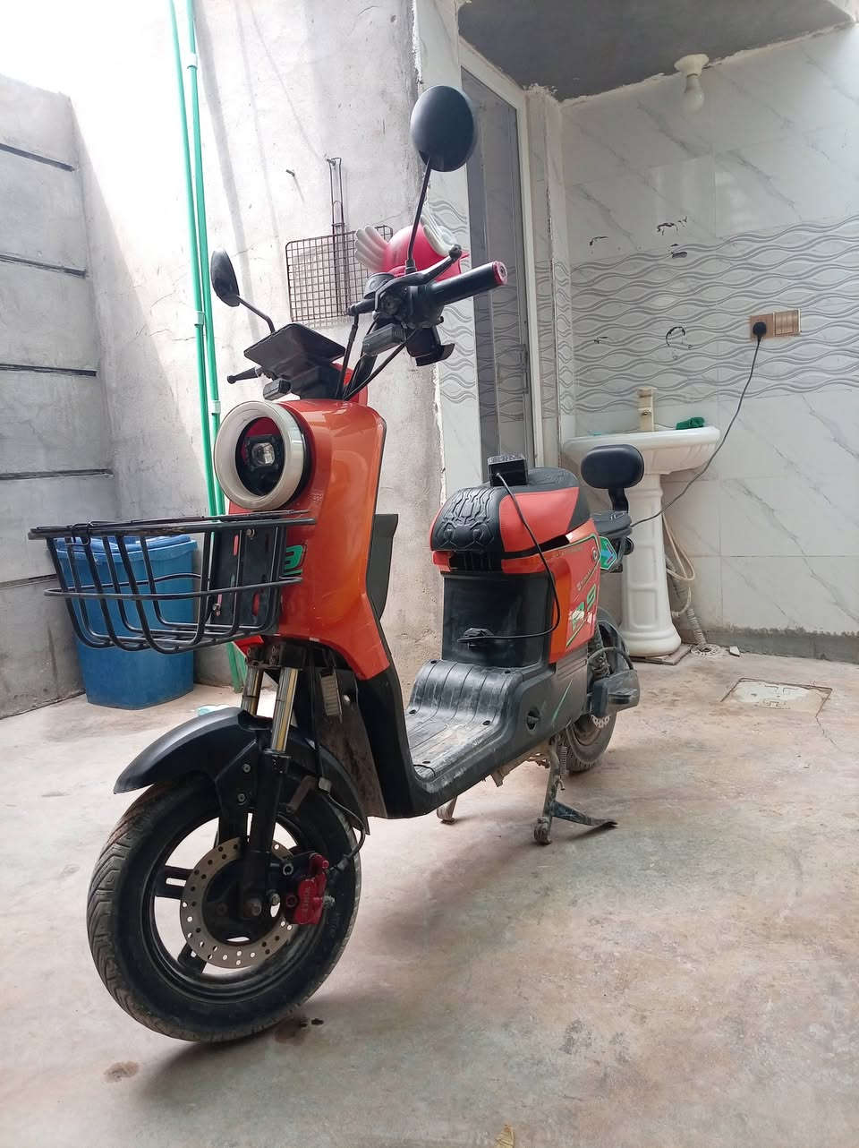 السلام عليكم دراجه شحن R9للبيع دراجه مابيهه اي نقص بس بطاريات نص عمر  شاحنه الاصليه ما صارلهه يومين من مشتريهه كهربائيات كلهه شغاله.. ديالى بعقوبه الرحمه ***********بيهه سويجين السعر 300وبيهه مجال.
