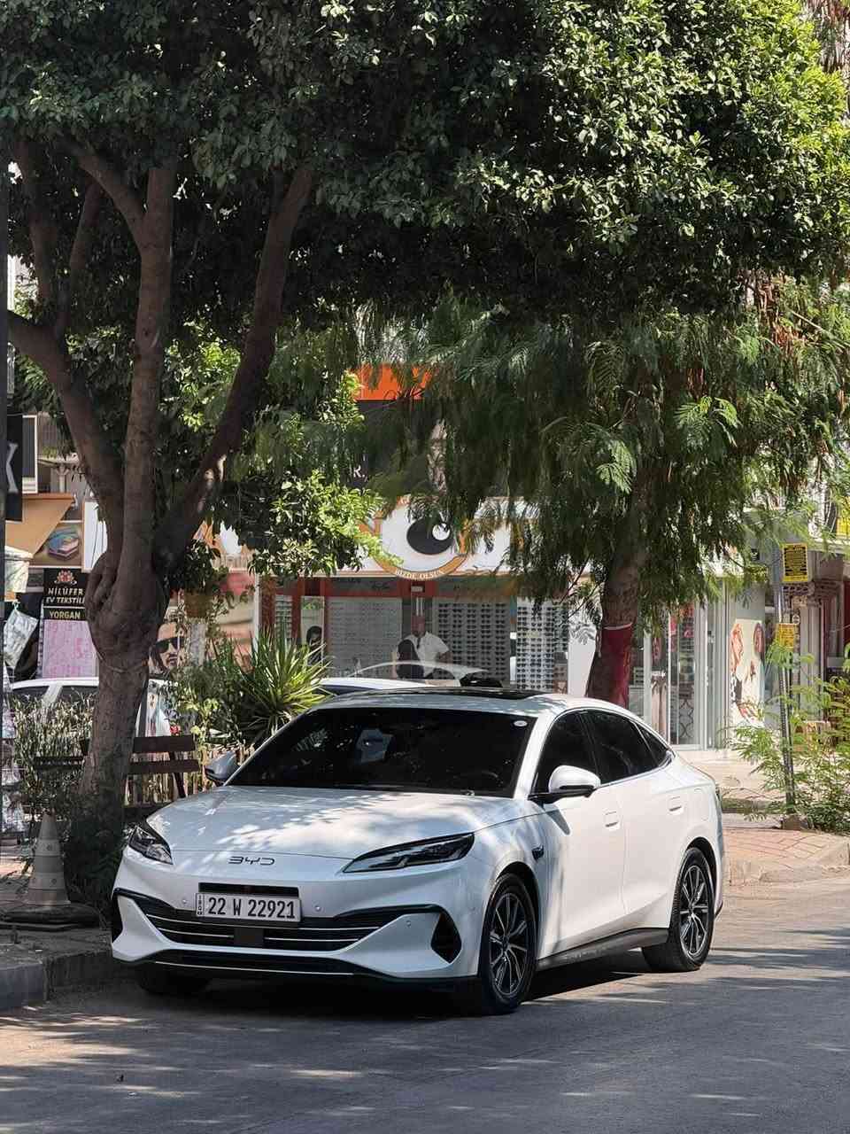 🚘 للبيع BYD SEAL 06 DM-i | موديل 2025

🔥 أعلى فئة بالمواصفات – FULL OPTION

🤍 لون أبيض | رقم أربيل
📍 ماشية 40,000 كم
📷 فول كامرات + فول رادارات + فول حساسات
🅿️ نظام Valet Park – السيارة تصف نفسها بنفسها
🌤️ Panoramic Sunroof سلايت روف كبير

🔋 البطارية تمشي تقريباً 80 كم بالشحنة الواحدة
⛽🔋 فول كهرباء + فول بانزين، مدى إجمالي يصل إلى حوالي 2,100 كم حسب ظروف القيادة
🔌 كامل معدات الشحن موجودة ويا السيارة
🛠️ سيرفس كامل بالشركة
📄 كتاب رسمي من مرور أربيل للتظليل 80%
✨ مواصفات كثيرة جداً، شغلات هواي ما تنذكر ولا تنعد
✅ سيارة نظيفة جداً ومعتنى بيها
✅ مكفولة من كلشي

💰 السعر: 191 ورقة 💵
*********** بغداد, العراق

