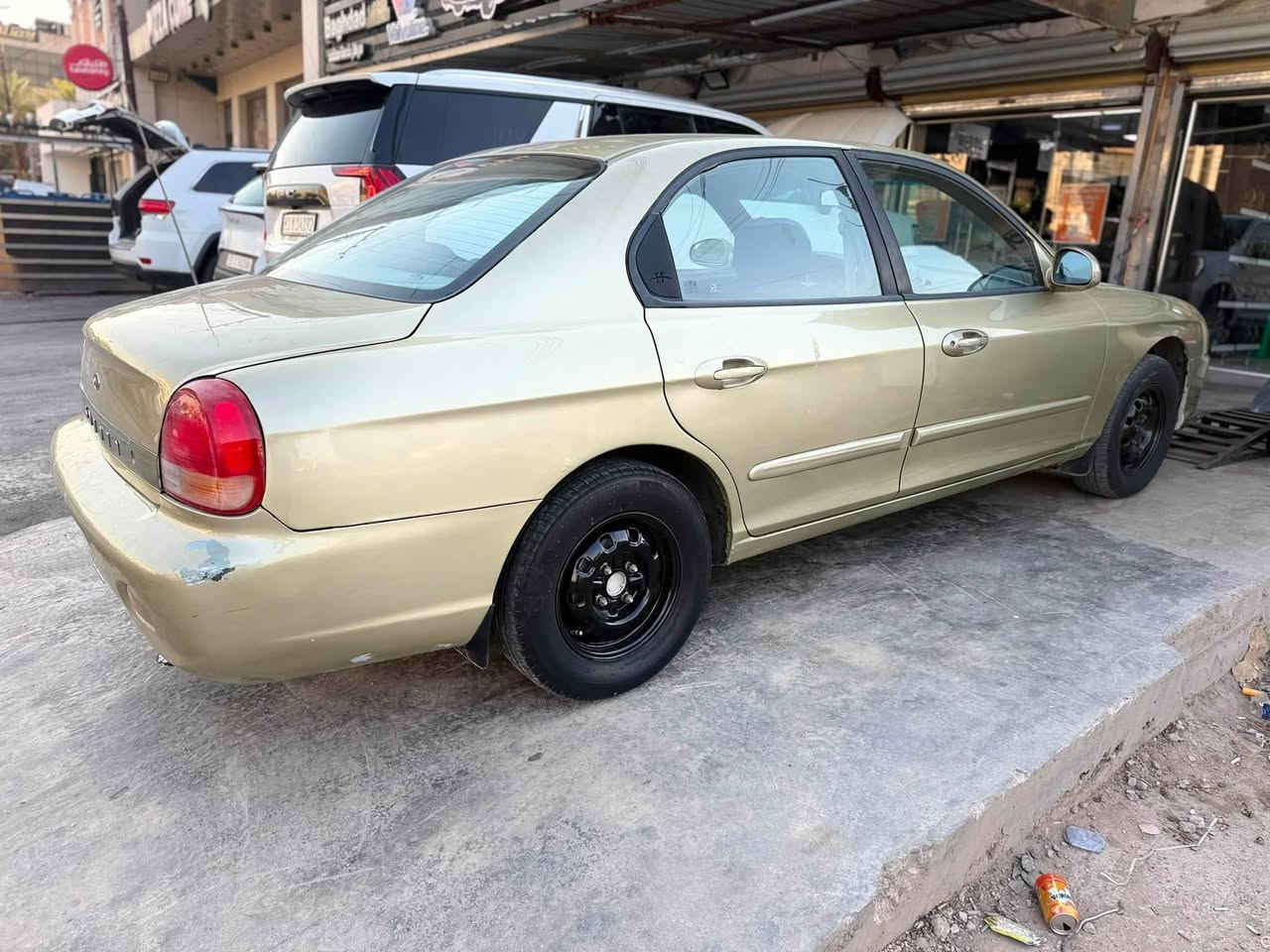 السلام عليكم . سوناتا موديل 2000 جاهزة من كل شي تبريد تدفئة شرط حتى كتلوكها بيها ماشية 235 الف السيارة مصبوغة فقط بدون سمكرة بسبب الجراد وصورها قبل الصبغ موجودة وترايك وين ما تريد  ، بأسمي  السعر النهائي 55 قفل مكاني البنوك ***********
