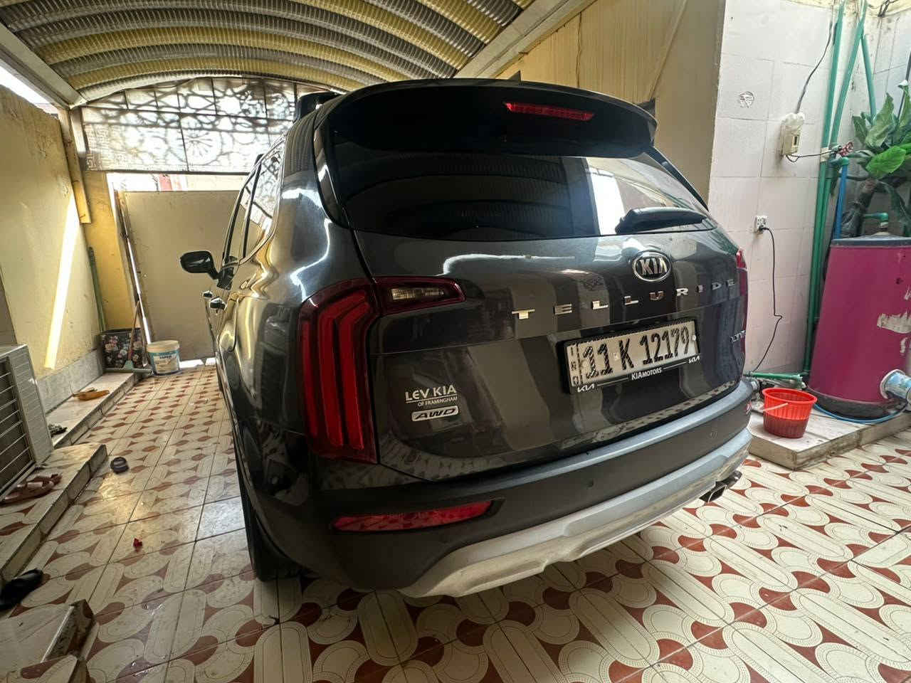 كيا تيلورايد 2020 LX نظافة 100%
مستعمل | 78.000 km | بنزين
المواصفات العامة والمحرك:
• المحرك: 6 سلندر (V6) سعة 3.8 لتر وقوة 291 حصان. كفالة.
• أرقام بغداد (خصوصي) باسمي تحويل ثاني يوم.
المواصفات الخارجية:
• اللون: رمادي غامق 
• فتحة السقف: فتحة سقف كهربائية.
• الإضاءة: إضاءة أمريكية LED مع كشّافات وسلاسل DRL نهارية.
• العجلات: ويل كب ألمنيوم مقاس كبير بتصميم رياضي.
• الحساسات: حساسات خلفية للركن.
• المرآة: مرايا جانبية كهربائية مزودة بإشارات تحذيرية.
المواصفات الداخلية والراحة:
• المقاعد: جلد أسود بحالة ممتازة جداً.
• التحكم بالكراسي: تحكم كهربائي لمقعد السائق.
• الشاشة والترفيه: شاشة لمس حديثة، مع كاميرا خلفية.
• أنظمة القيادة والأنظمة الذكية:
نظام تحديد المسار (Lane Keep Assist).
نظام منع التصادم / الفرملة التلقائية.
نظام مانع الانزلاق.
وضعيات قيادة متعددة (Drive Modes). • التكييف: تكييف مركزي ووكالة لكافة الصفوف.
• المساحة: 3 صفوف مقاعد (تسع لـ7 إلى 8 ركاب) مع مساحة تخزين واسعة بالصندوق الخلفي.
• الضرر: السيارة كفالة عامة فقط يوجد صبغ في جاملغ الأيسر من السيارة شبرين 
وأيضا بارد في حوض الاسبير فقط وباقي السيارة مكفولة كفالة عامة 
•مكان السيارة : ذي قار الرفاعي 
والسعر 225 وبيه مجال جدا قليل  للاتصال والاستفسار اكثر عن السيارة ***********/***********
