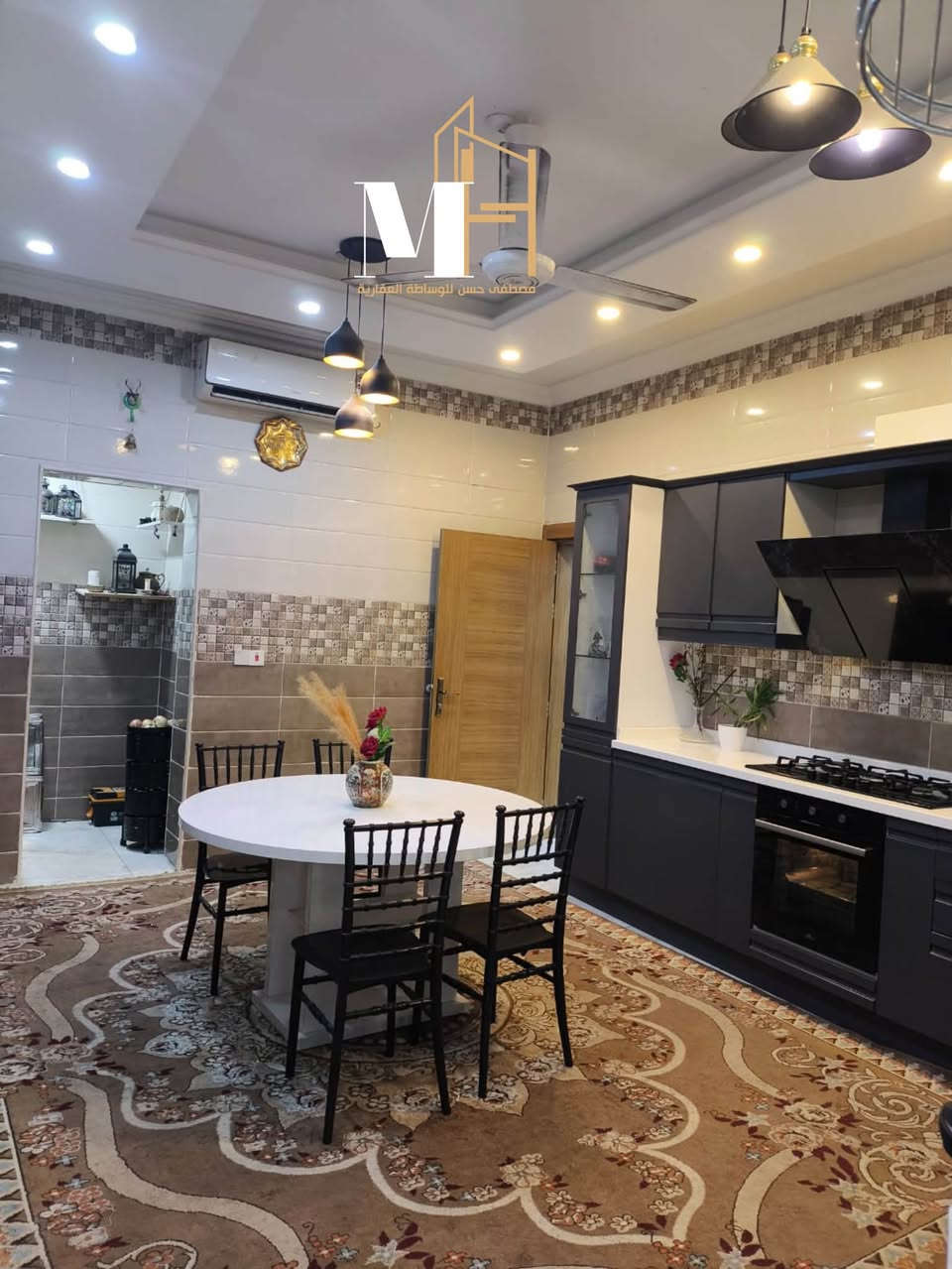 🏠 بيت للبيع طابقين – مجمع الأمل 3
🔴 بيع مستعجل – مفروش بالكامل

📐 المساحة: 250 م²
💰 السعر: 575 مليون قابل للتفاوض

الطابق الأرضي:
• غرفة نوم
• استقبال
• مطبخ مع كاونتر HDF وملحقاته
• كراج يتسع لسيارتين
• حديقة

الطابق الأول:
• 3 غرف نوم، منها غرفتان ماستر
• صالة

✨ تجهيزات وإضافات البيت:
• صحيات ومغاسل وشاورات نوع أفياء
• أبواب صحيات جديدة بالكامل
• 5 أبواب VPC مانعة للحشرات
• باب سلايدت لشباك الاستقبال
• ديكورات جبس بورد وورق جدران
• بديل الخشب والرخام
• سقيفة گراج كلاسيكية مميزة
• تور للحديقة للحماية من أشعة الشمس

🛋️ الأثاث والأجهزة:
• طقم قنفات عدد 2
• بلازما عدد 2 نوع LG، أحدها 71 بوصة
• غرف نوم عدد 3 من خشب الزان
• غرفتان للأولاد + غرفة 6 أبواب للمتزوجين
• سبالت عدد 5 نوع توسوت
• ثلاجة مع مجمدة
• غسالة صحون
• غسالة ملابس

📌 دار مميز جداً، مفروش ومجهز بالكامل وجاهز للسكن.

📞 للاستفسار والتفاصيل: اتصال ***********
