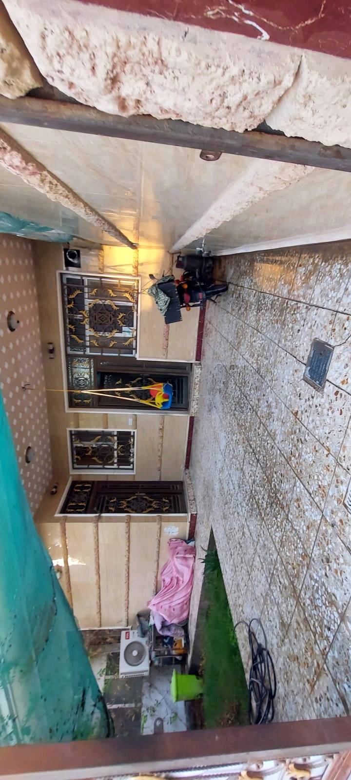 للبيع بيت مساحته 300 متر طابقين ب البوبيات عمود 45 ركن عله شارعين الطابق الاول يحتوي على استقبال كبير وصاله طعام ومطبخ وغرفتين نوم وصحيات منعزل وحمام منعزل والطابق الثاني يحتوي 3 غرف نوم ومطبخ وصحيات منعزله وحمام منعزل وصاله كبيره وسطح اضافه للسطح الثاني . طارمه وحديقه كبيره . تسع لدخول سياره . ملاحظه خط المولده للطابق الاول منعزل عن الطابق الثاني . يعني ب الاستطاعه التحكم الكامل ب اطفاء وتشغيل الكهرباء . سركت منعزل .السعر 500 مليون . البناء كونكريت مسلح وطابوق جمهوري . للأستفسار 
***********