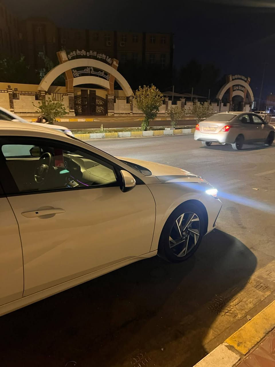 سلام عليكم
النترا وارد امريكي موديل 24 السياره معوقين بااسم ولد وعندي بيه وكاله عامه اتريد وكاله ثاني يوم يسويلك وكاله عامه مطلقه السياره تقرير وتقريره مياه امطار موجود السياره  كفاله عامه حتى من شخط والسياره احلى من الصور ما عدا رصعه خفيفه كلش ماتبين ابدا 
السياره ماملعوب بيه كله وضع شريكه كله كبس .
السياره فول مواصفات ماعدا الفتحه 

ماشيه 21 

المواصفات:

• محرك ٢٠٠٠ سي سي، ٤ سلندر
• قير أوتوماتيك 
• دفع أمامي
• نظام مانع انغلاق الفرامل
• نظام الثبات الإلكتروني
• نظام التحكم بالجر
• مساعد صعود المرتفعات
• كاميرا خلفية
• شاشة كبيرة ١٠٫٢٥ إنج
• تشغيل أبل كار بلاي
• تشغيل أندرويد أوتو
• بلوتوث
• نظام صوتي بست سماعات
• منافذ يو إس بي
• تحكم صوتي 
• مثبت سرعة
• سكان متعدد الاتجاهات
• دخول ذكي 
• تشغيل زر
• تكييف أوتوماتيك
• تحكم منفصل للتكييف
• مرايا كهربائية
• مرايا مدفأة
• شبابيك كهربائية
• مقاعد قماش
• مقاعد خلفية قابلة للطي
• منفذ يو إس بي خلفي
• تحذير النقطة العمياء
• تحذير حركة المرور الخلفية
• المحافظة على المسار
• تحذير مغادرة المسار
• تحذير الاصطدام الأمامي
• فرملة طوارئ أوتوماتيكية
• تنبيه انتباه السائق
• مراقبة ضغط الإطارات
• وسائد هوائية متعددة
• نظام منع تشغيل السيارة
• نظام إنذار ضد السرقة
•وتشغيل عن بعد 
بعد مواصفاته معروفه 
سياره نظيفه للاستفسار ع الرقم 
***********
مكاني الناصريه 
السعر 152
