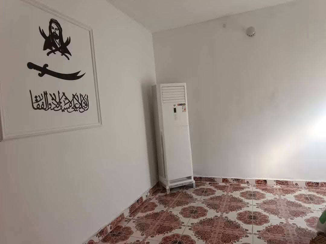مشتمل للبيع ١٠٠م مربع
حي الحكيم شارع عميد جادر طابقين يتكون من استقبال مطبخ وهول وثلاث غرف نوم السعر ٣٨ وبيه مجال للاتصال ***********
علما بأن البيت فارغ حاليا
