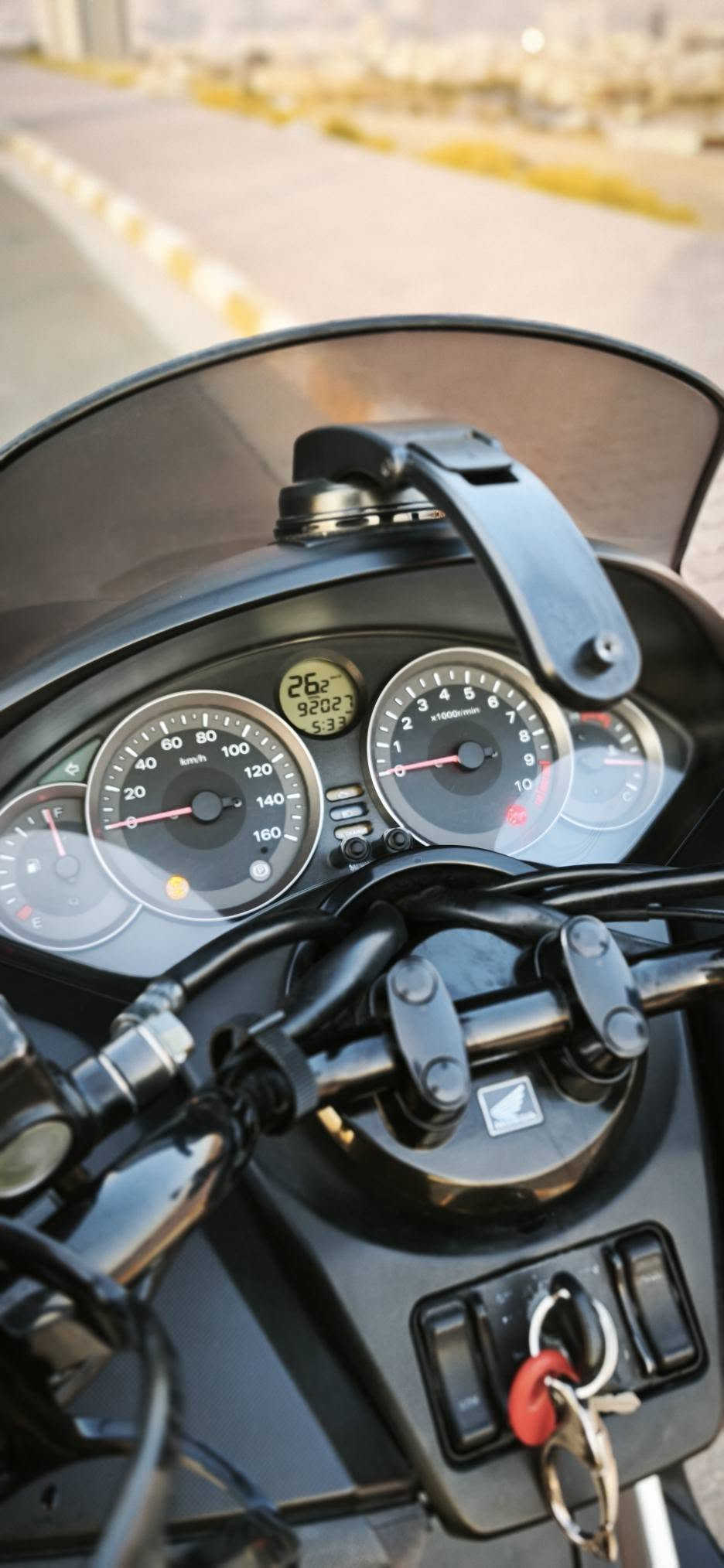 السلام علیکم.هاوڕێیان
honda forza 012
_ مۆدێل 2016
_ دژی خلیسکان ABS
_ مەکینەی 250cc
_ 92 هەزار ڕۆشتوە
_ تازە ڕۆنی مۆتۆڵی تێکراوە و فلتەریشی تازە گۆڕاوە،
_ بەنزینی موحەسەنی تێکراوە 
_ کڕیار بەس لێی ئەخوڕێت و 250 دینار مەسرەفی تێدا نیە
_ مەکینە و گێڕ و هەموگیانی بەشەرت
_ چەند شوختێکی کەمي تێدایە کەهەر دیاریش نیەو ناشرینی نەکردوە،

نمونەیە لەجوانیدا ماشاءللە

_ شوێن،سلێمانی
_واتساپ:***********
