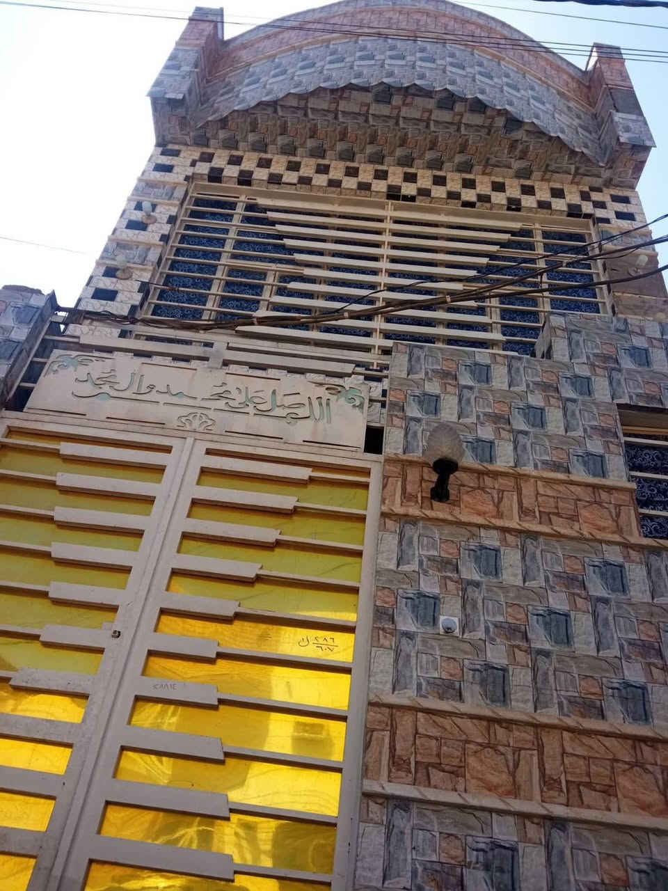 بيت للايجار في حي الجامعة 100 م طابقين قرب مطعم نيشابور يحتوي على ثلاث غرف سويت مع مطبخ وصالة واستقبال وصحيات .. 
***********
