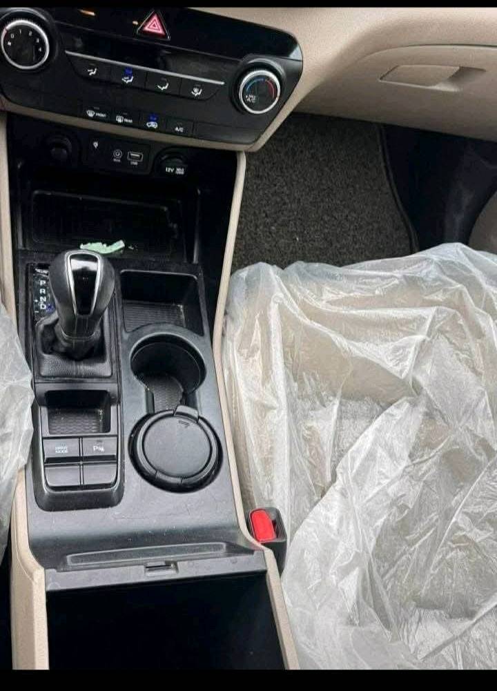 توسان خليجي  2019  فوول رقم بغداد انكليزي   السعر 128 سياره جاهزه. ***********   ونظيفه جدا ادامه كامله تخم تاير بطاريه جديده كير محرك تبريد بحاله ممتازه شاصي لغد بجم حوض على وضع الشركه  السياره بيها صبغ ابيع صبغ عام والكلام واضح اخوان المواصفات فوووول