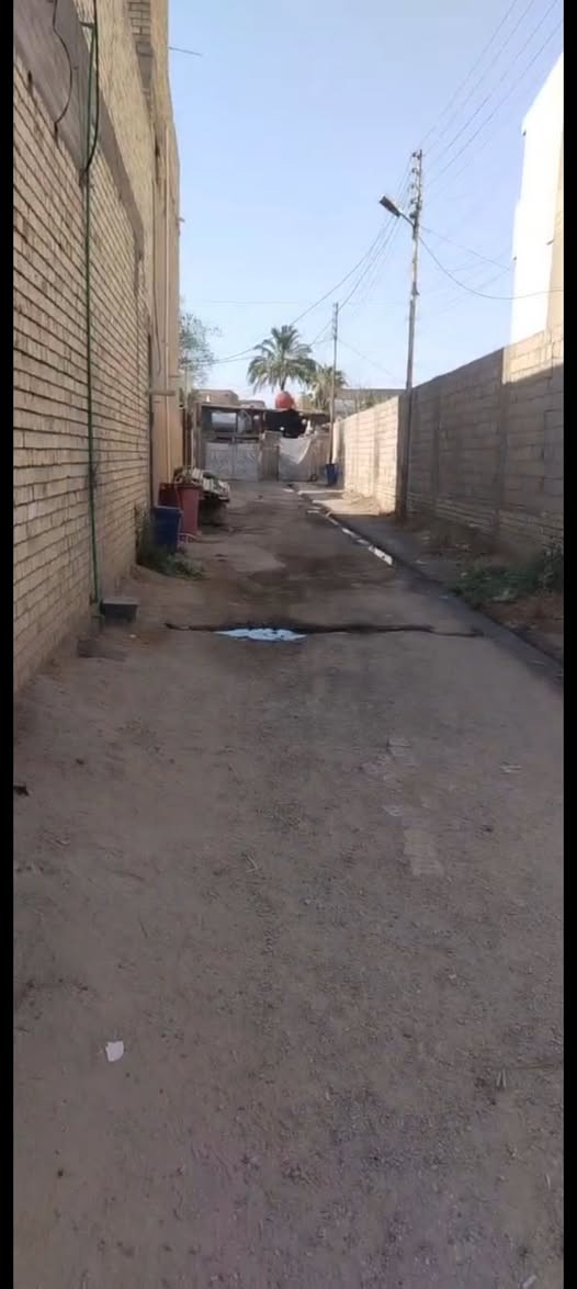 السلام عليكم ورحمة الله وبركاته بيت مساحته 200. متر طابو صرف الموقع العمامل شارع العميرات ثلاث تقاطع 
تصال ***********

