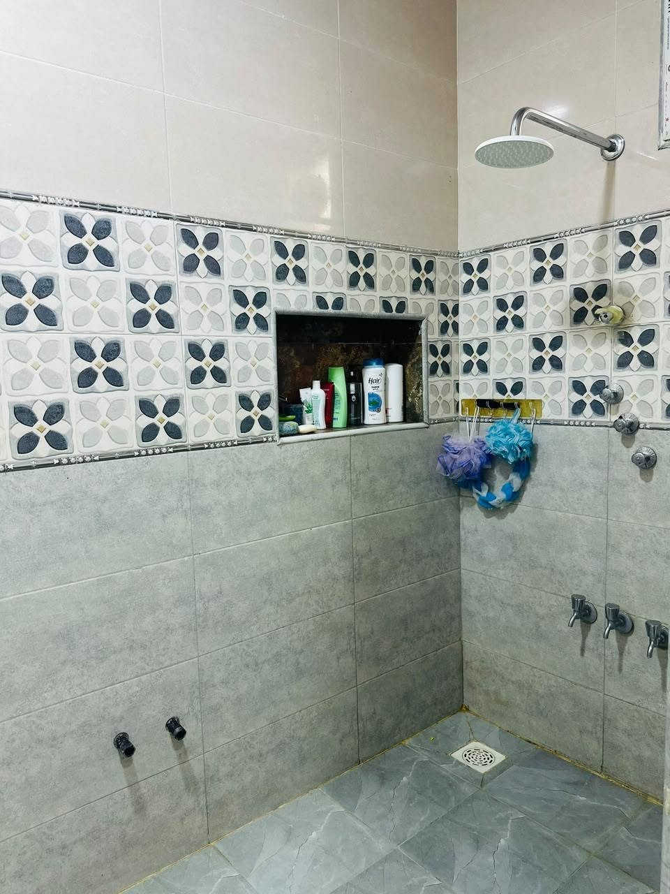 السلام عليكم
🏡 بيت للبيع – طابو زراعي سند 25 ب اسمي 
📍 الموقع: حله تقاطع العلويه شريفه ع منطقه الجهاد قرب مسبح عشتار . 
🔹 المساحة: 200 م²
🔹 البناء: حديث (طابوق وسقف صب كونكريت)
🏠 يتكون من: 
- مطبخ  
- استقبال  
- صالة  
- غرفتين نوم  
- مجمع صحيات  
سعر مناسب 
📞 للاستفسار:‏‪***********
                      *********** واتساب
