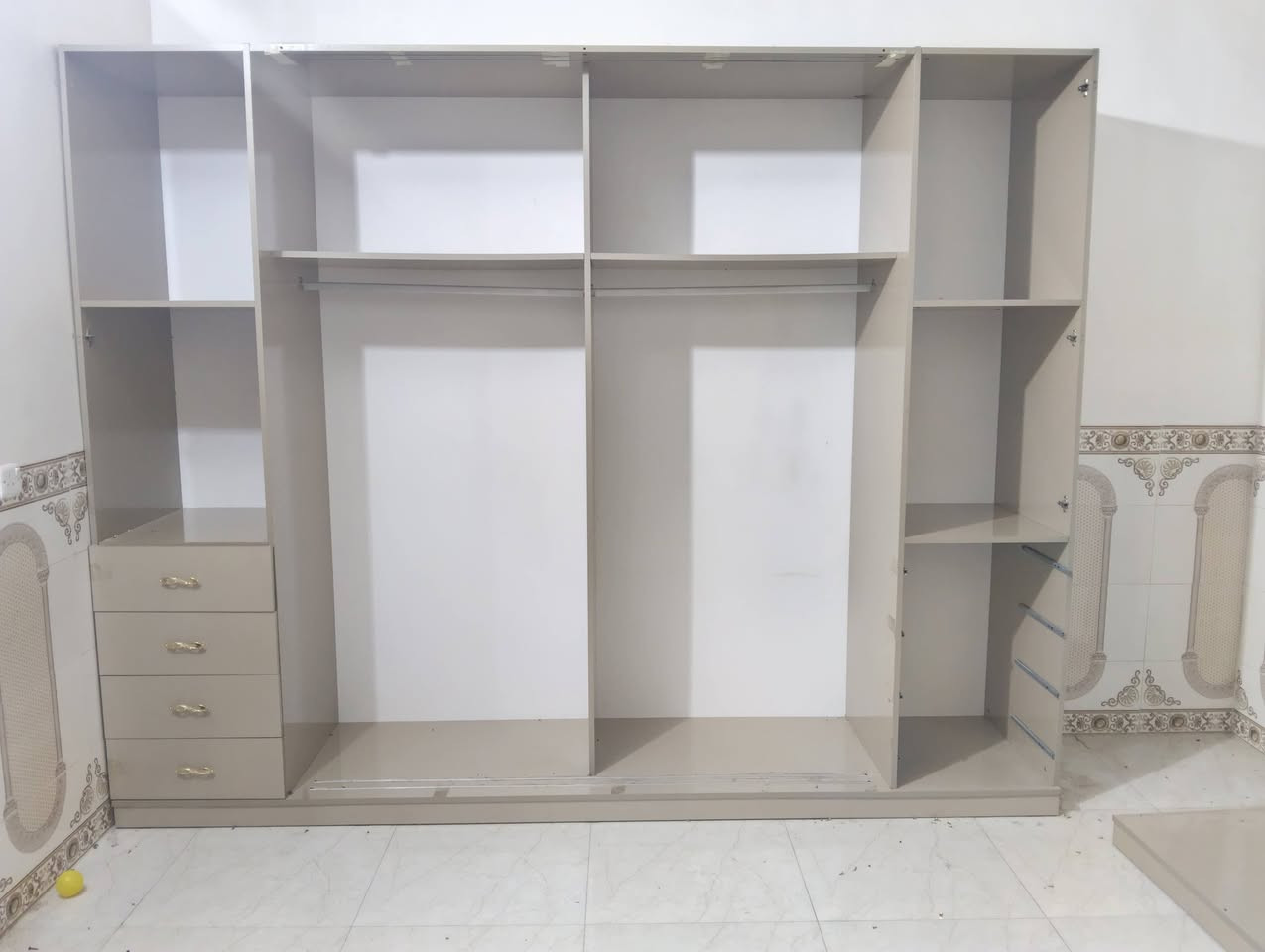 غرفة ترکية ملكية نضيفه كلش وعملاقه وبيه كنتور اضافي مال طفل بابين وصبغ حراري اصلي وبرقي جوي حديد وجام ليزري ولون مميز 9 قطع السعر 775 وبيه مجال بسيط اتصال علا الرقم/***********/ ***********// مكان فلوجه
