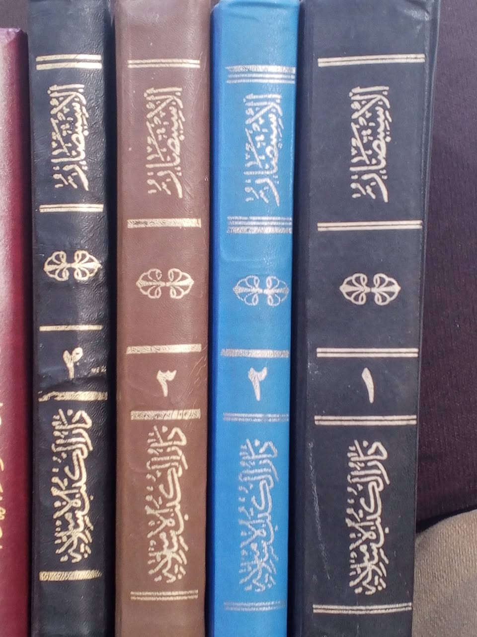 حوالي ١٠٠ كتاب • مجلد وورقي • النجف