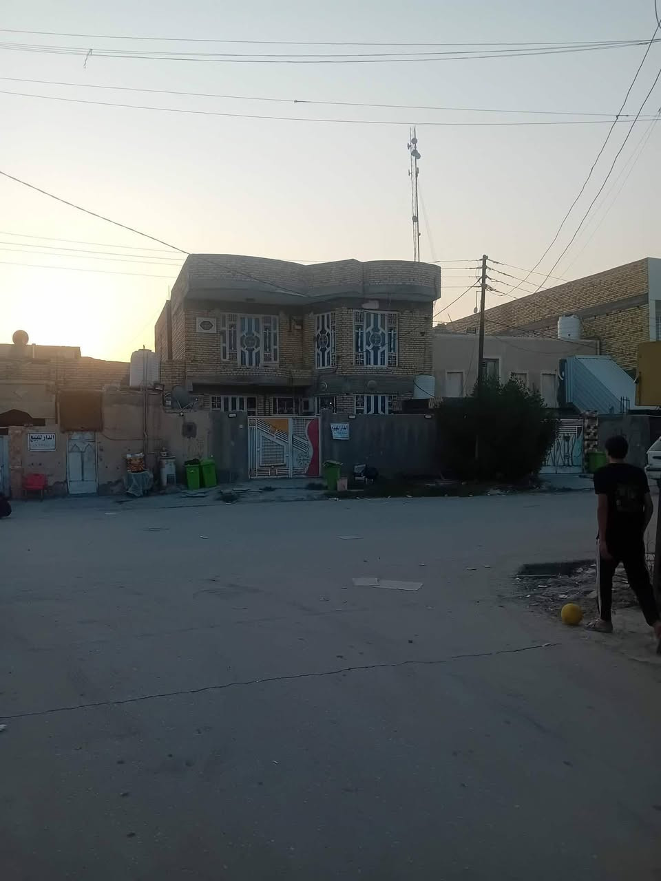 بيت للبيع 🏫حديث م 225  طابقين بشارع الموقع جليل فضيل 📍مقابيل مجمع الورده البيضاء
#يرهم مراوس مع فرق بيت كله شغل درجة أولى

يتكون من غرف نوم  عدد2
استقبال صاله مطبخ صحيات خارجيه وداخليه ارضيه مرمر
طابقين ثاني غرف نوم عدد4
صاله مع صحيات ارضيه مرمر
كافه الخدمات متوفره  بناء 2017
جاهز ع اخر حبايه للسكن 
#السعر 250وبي مجال للشراي
الوسيط العقاري
***********☎
عندك عقار تريد تعرضه عليك بس دز تفاصيل والباقي علينه
