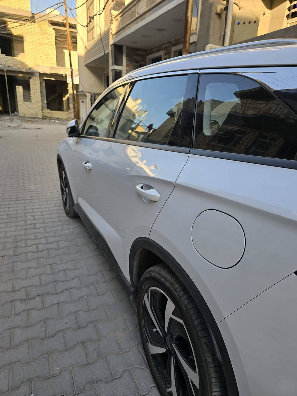 BYD Sealion 05 DM-i 2024
بي واي دي سيلايون 05 زيرو على كد الترقيم موديل ٢٠٢٤ باسمي تحويل ثاني يوم بلكن هايبرد   فول مواصفات بانوراما كشنات جلد وكهرباء وايضا الكشنات تدفئه وتبريد جنطه كهرباء مري شفط كامره تصوير اثناء القياده وكامره ايضا ٣٦٠ درجه وكامرات بالمري الجانبيه ويل كبير حساسات امامي خلفي مانع تصادم اسطفاف الي تحكمات استيرن كامل كروز سرعه وتحديد مسار شاشه كبيره وقلابه وايضا نزلت جميع البرامج عليها على حسابي لان هيه تجي باللغه الصينيه وسويتلها حمايه للشاشه منفذين للشحن لايت لد خلفي وامامي وبعد كثير من المواصفات وماشيه ٦٠٠٠ الاف
العنوان/ بغداد
السعر / ٢٨ مليون
الرقم/***********
⚙️ المحرك والنظام

🔹 محرك 1.5 لتر بنزين + محرك كهربائي
🔹 نظام DM-i Hybrid الذكي
🔹 ناقل حركة E-CVT سلس واقتصادي
🔹 مدى كهربائي يوصل تقريباً 75 كم 🔋
🔹 مدى إجمالي أكثر من 1200 كم (بنزين + كهرباء)

📐 الحجم والمساحة

✔️ سيارة SUV عملية بمساحة مريحة للعائلة
✔️ ثبات عالي وقيادة ناعمة داخل المدينة والطريق السريع

🛋️ الداخل والتجهيزات

✨ شاشة وسطية كبيرة دوّارة
✨ عدادات رقمية
✨ تشغيل بصمة
✨ كاميرات 360 درجة
✨ أنظمة أمان ومساعدة قيادة حديثة
✨ تكييف أوتوماتيك وراحة كاملة للركاب
