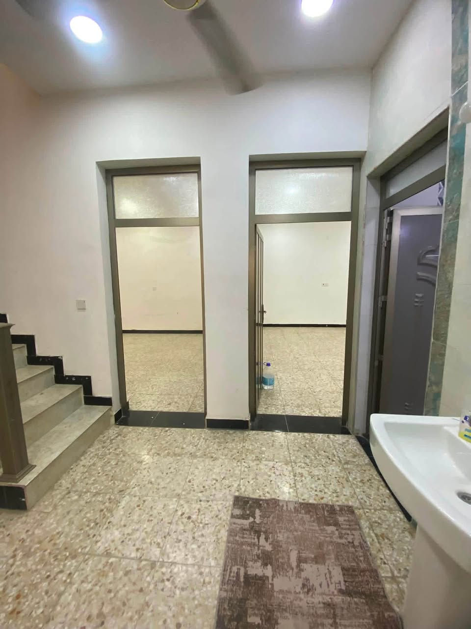 دار لإيجار مساحه 200متر يحتوي على 3غرف نوم 🛌 +ستقبال+مطبخ+صاله+صحيات عدد ٣ 📍العنوان بغداد الدوره مدخل البوعيثه مجمع شواطي دجله قرب حلويات الحمداني ١٠٠متر عن الشارع الريسي الاستفسار ***********
