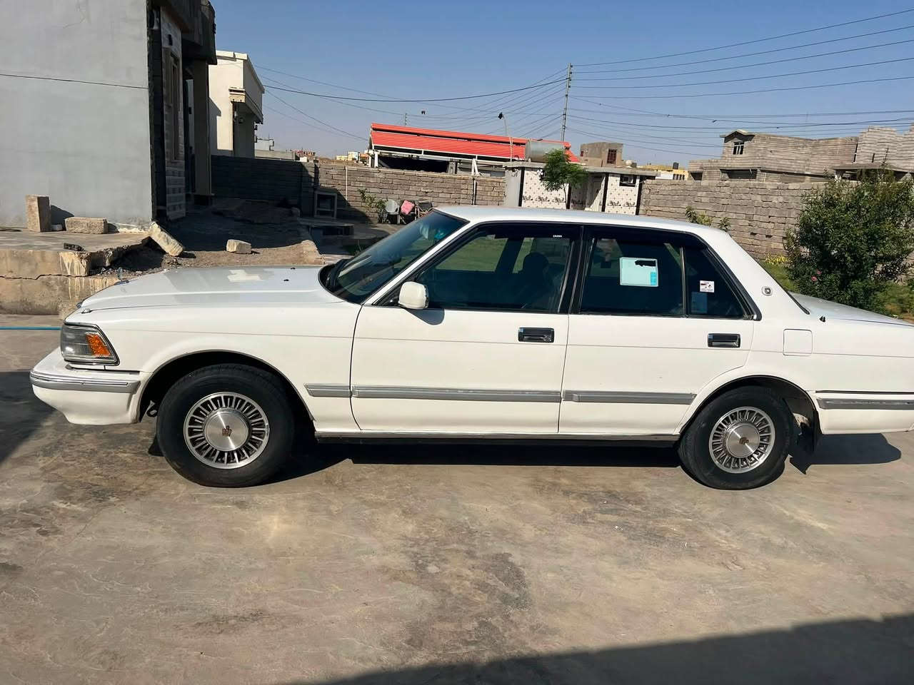 السلام عليكم سيارة سيدان موديل 1990 للبيع -🚗
المواصفات والتفاصيل:
 الرقم والسنوية: رقم بغداد دولي (شرعي بشركاط)، والسنوية جديدة.
 المحرك والكير: كير ومحرك "بطة 2500" مشدود جديد (شرط الفحص).
 الهيكل والحدادية: كصة صدر جديدة، وتخم تاير جديد بالكامل (شرط).
 الداخلية والتبريد: الغرفة الداخلية جديدة، والتبريد ثلج شغال 100%.
 الصبغ والضرر: السيارة بيها صبغ حزام (للجمالية فقط)، ( بدون أي ضرر نهائياً ).
 المكان: الشرقاط.
السعر: 60 ورقة، وبيها مجال بسيط للشراي.
📞 للتواصل والاستفسار:
 ***********
 ***********
