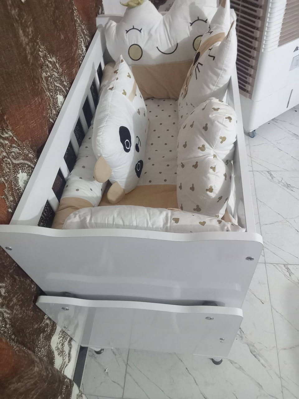 سرير وهزاز اطفال بعده جديد ما مستخدم سعر 130وبي مجال رقم ***********
