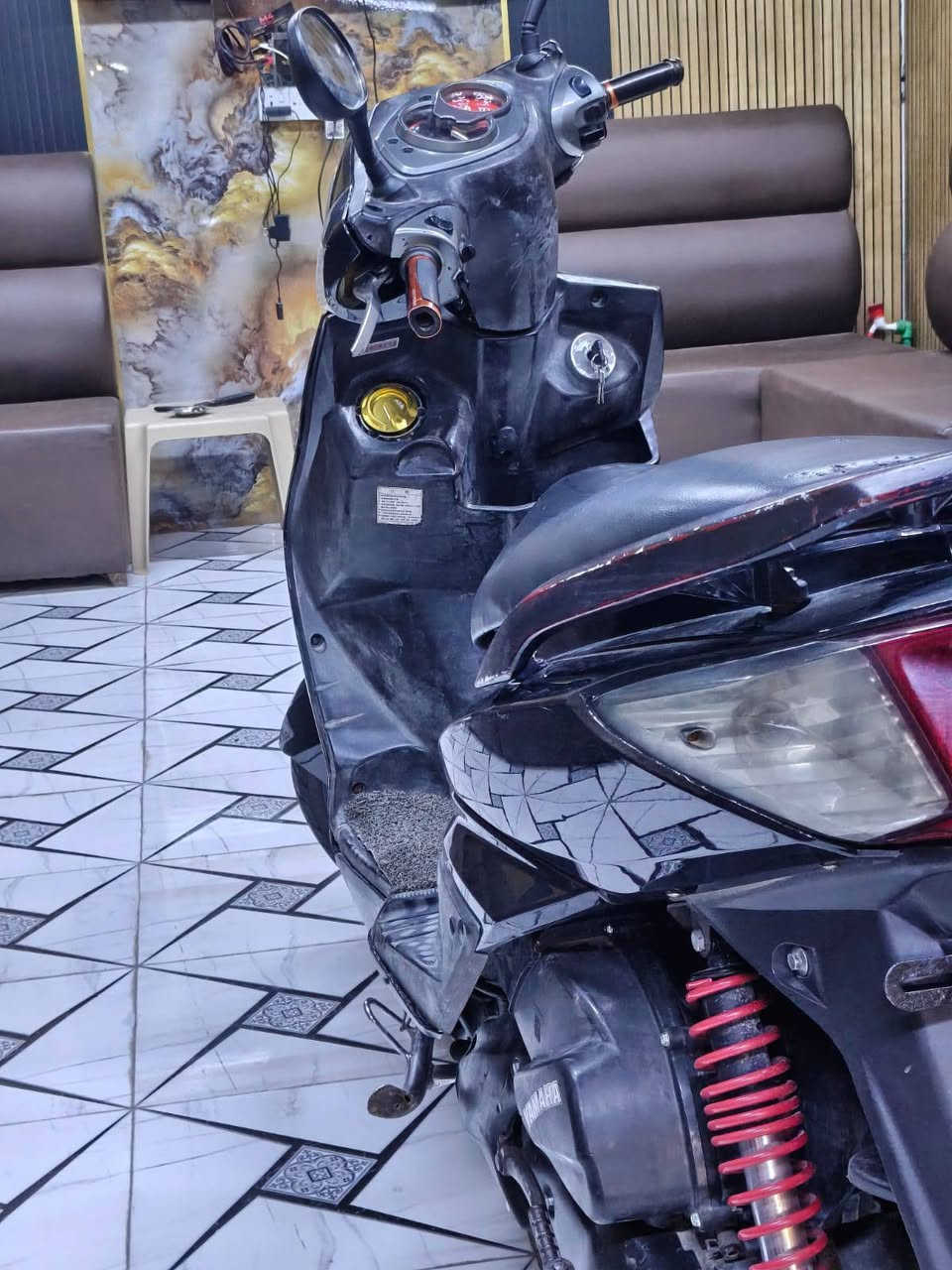 ملاحضه)  بيها لاستيك ولف)[مو طبلي تكلي شبيها مالات الله انطيتكياهن ليكدام] سلام عليكم سكنس فحل خط واحد الدراجه من الطول للطول شغاله كفرات بلادي الدراجه كلها بلادي المكينه مملعوب بيها لايت زنون عالي ناصي اشاير دبل اشاره بكلايت كله شغال تايرات جدد دراجه بيها شلعه ومعدل شرط معدلك 110 عداد سرعه عداد بانزين كله شغال مكاني بياع تقاطع درويش رقمي فقط واتس (***********) سعر 550 وبيها مجال للطيبين
