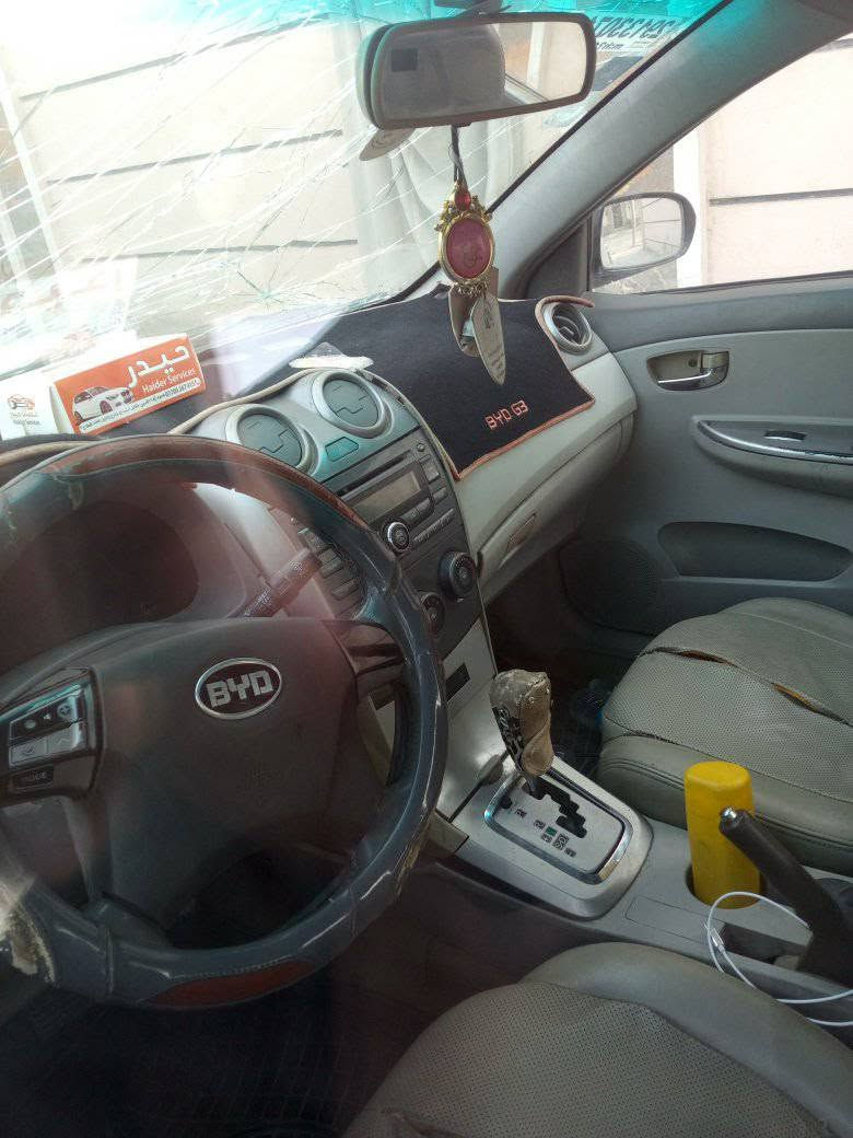 byd G3 
موديل 2011 
مكينة كير خير من الله 
كيرها و مكينتها بلادي 
بارحة بنيد طار و فلش جامة و خسفة بل بنيد 
سيارة بيها صبغ اعتقد حزام ما اعرف بيها والله 
و جاملغ امامي لو واحد لو ثنين مبدل  
السيارة بأسمنه رقم بغداد تحويل ثاني يوم
السعر 29 
مكاني بغداد الشعلة 
***********

