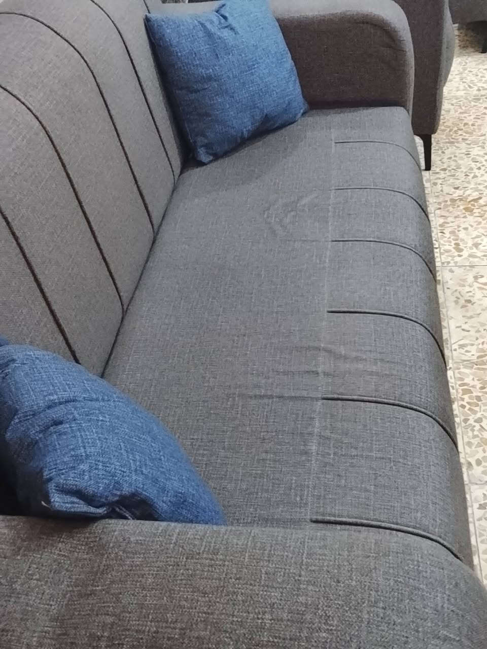 سلام عليكم عندي تخم البيع 10 مقاعد نضافته 100/100 مسخدم شي بسيط رجلي حديد تخم عراقي بلايود روسي  سعره 350 رقم *********** وبي واتساب العنوان الخطيب زراعي

