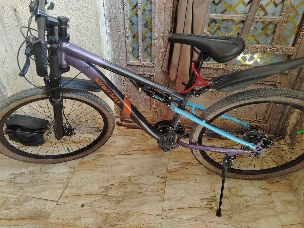 بايسكل رياضي تاير جبلي عكرب امامي3سرعات خلفي 7سرعات جديد ما مستخدم ابركات مكينه بلاديه دبل وسط ودبلات 2امامي المكان كربلاء الحر الكابينات قرب مولدت حميد السعر 165 وبي مجال بسيط للتواصل ***********
